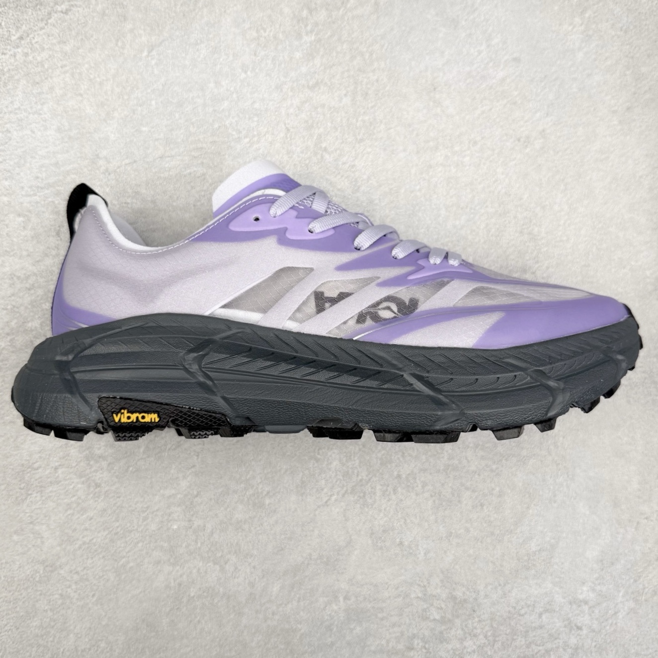 Satisfy x HOKA ONE ONE 百搭简约防滑耐磨低帮跑步鞋 联名配色 球鞋继承了HOKA的经典越野鞋型MAFATE SPEED 4的设计，更在此基础上进行了创新和提升，使得它既适合户外越野跑，又充满了时尚潮流的元素。它的半透明鞋面设计，不仅让鞋身看起来更加轻便，而且提供了良好的透气性。而保护性的防撕裂尼龙面料，则确保了在复杂地形中的耐用性。这样的设计，让人在享受奔跑的同时，也能感受到鞋底带来的舒适。双层ProFly™中底的使用，是这款鞋的另一个亮点。这种中底材质，提供了卓越的缓震性能，无论是在崎岖的山路上，还是在平坦的道路上，都能给跑者带来稳定的支撑。而VIBRAM MEGAGRIP®及LITEBASE®大底的搭载，更是让这款鞋在保持高抓地力的同时，减轻了鞋底的重量，使得每一步跑动都轻盈如飞。尺码：36 36.5 37.5 38 38.5 39 40 40.5 41 42 42.5 43 44 44.5 45 46-选品中心