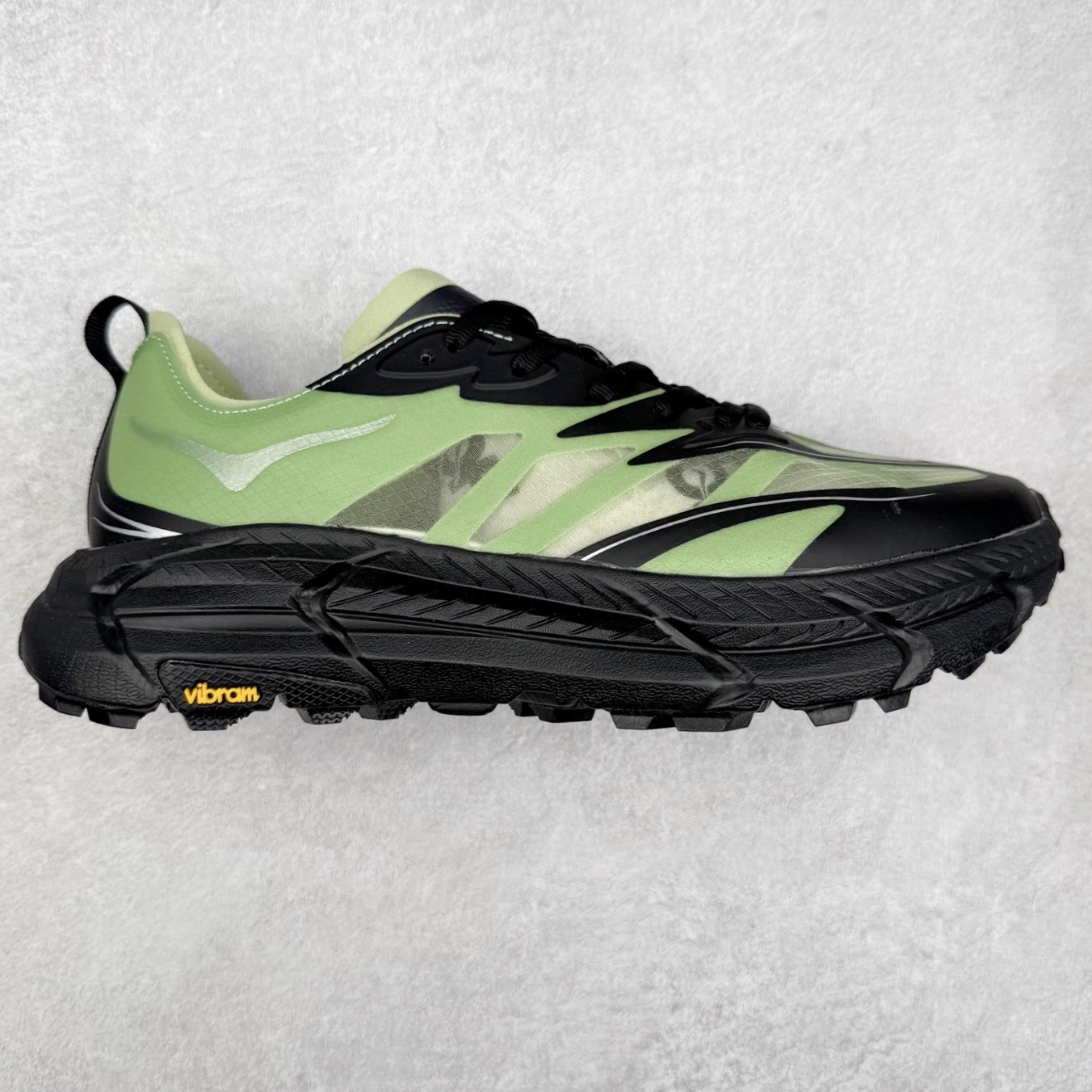 Satisfy x HOKA ONE ONE 百搭简约防滑耐磨低帮跑步鞋 联名配色 球鞋继承了HOKA的经典越野鞋型MAFATE SPEED 4的设计，更在此基础上进行了创新和提升，使得它既适合户外越野跑，又充满了时尚潮流的元素。它的半透明鞋面设计，不仅让鞋身看起来更加轻便，而且提供了良好的透气性。而保护性的防撕裂尼龙面料，则确保了在复杂地形中的耐用性。这样的设计，让人在享受奔跑的同时，也能感受到鞋底带来的舒适。双层ProFly™中底的使用，是这款鞋的另一个亮点。这种中底材质，提供了卓越的缓震性能，无论是在崎岖的山路上，还是在平坦的道路上，都能给跑者带来稳定的支撑。而VIBRAM MEGAGRIP®及LITEBASE®大底的搭载，更是让这款鞋在保持高抓地力的同时，减轻了鞋底的重量，使得每一步跑动都轻盈如飞。尺码：36 36.5 37.5 38 38.5 39 40 40.5 41 42 42.5 43 44 44.5 45 46-选品中心