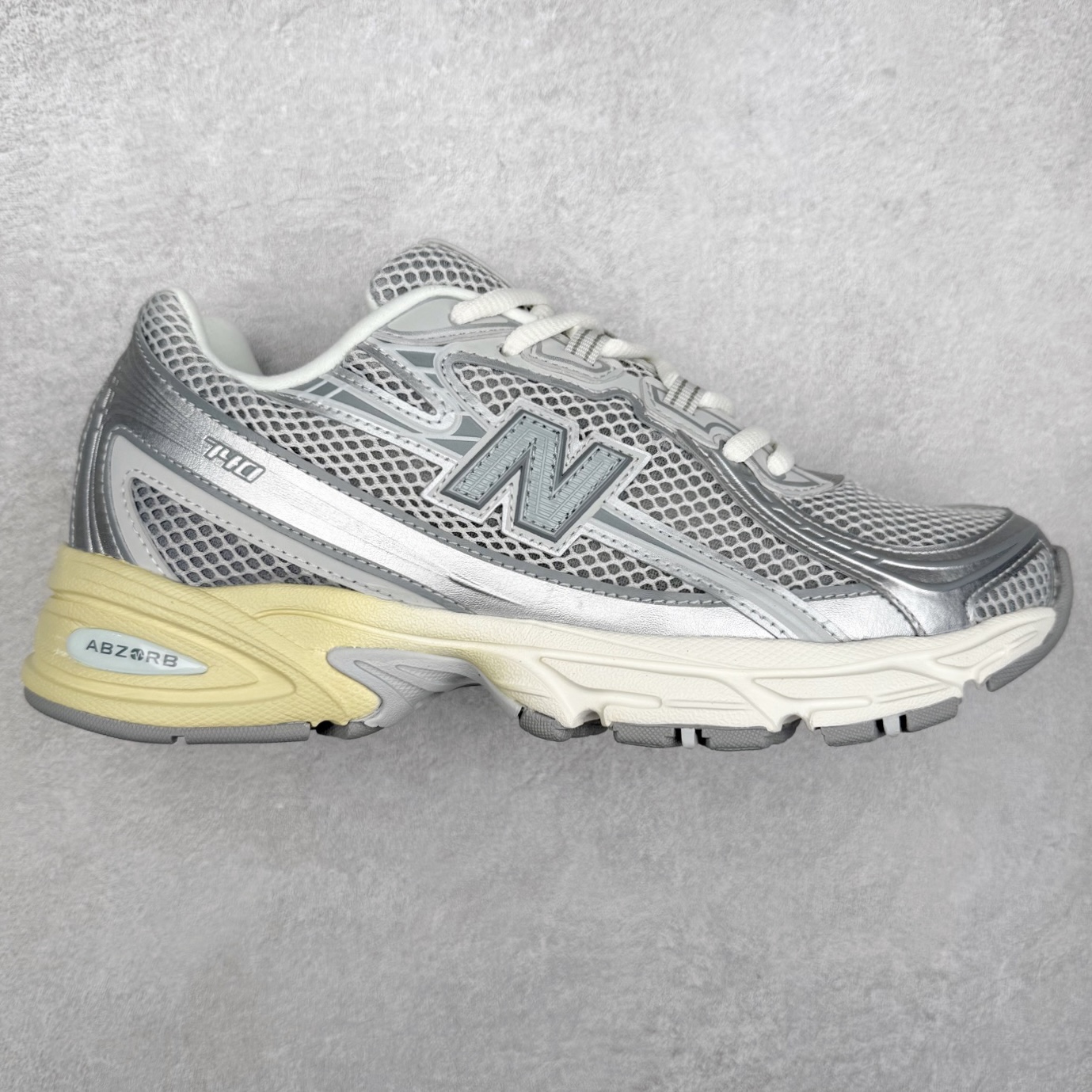 ＃DT纯原 New Balance MR740 NB新百伦系列复古老爹风休闲运动慢跑鞋 采用轻质牛剖革拼接透气网眼衬垫织物鞋面材质 T-Beam大底提供足步弓支撑 保持步态稳定#后跟搭载外露缓震胶 鞋身整体以各种深浅不一的灰色覆盖 鞋头以淡蓝色调装饰，网眼衬垫通过不规律的色块实现做旧的美感 泛黄的鞋底更是进一步增添了复古气息 尺码：36 37 37.5 38 38.5 39.5 40 40.5 41.5 42 42.5 43 44 44.5 45-选品中心