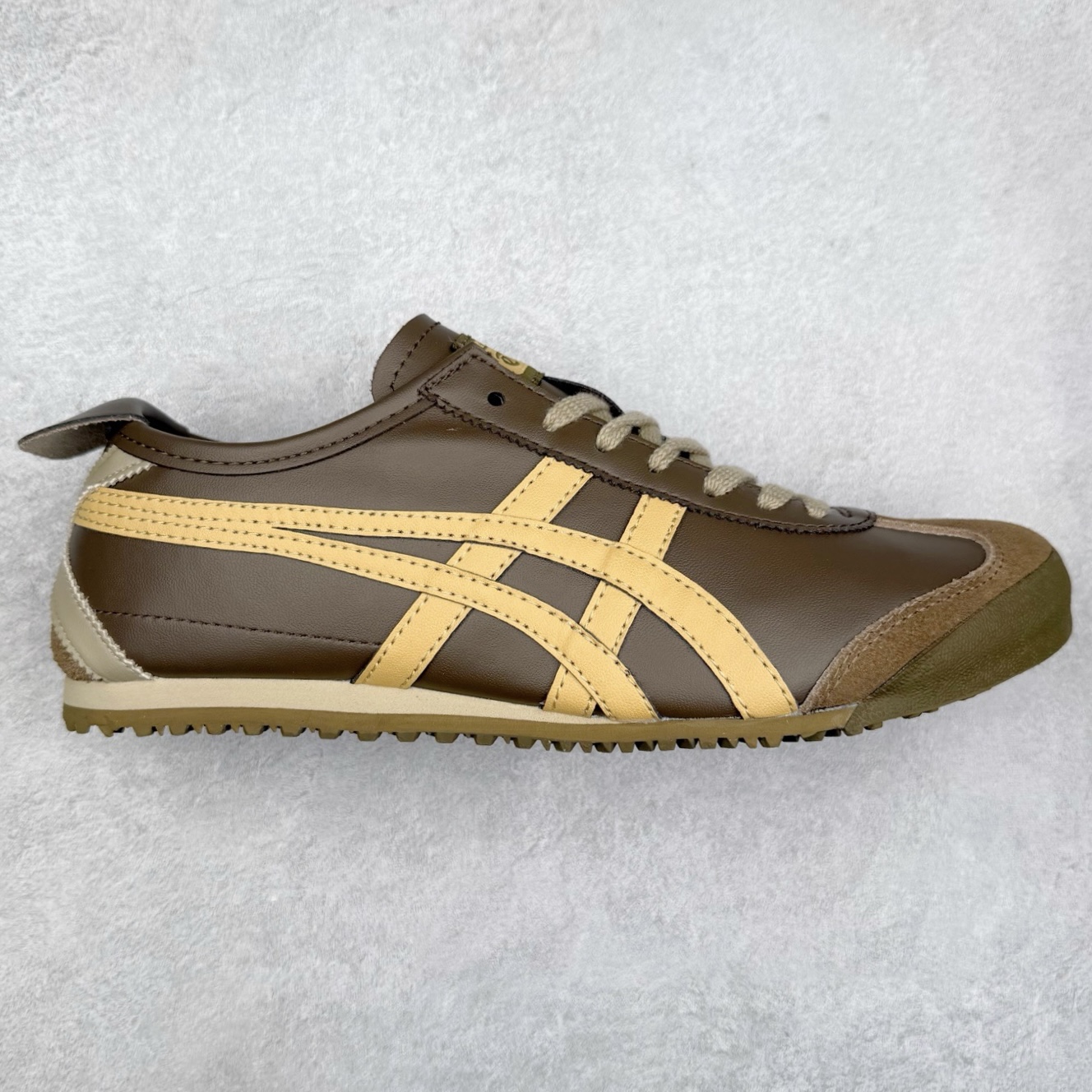 ＃C版 Asics Onitsuka Tiger MEXICO 66 亚瑟士鬼冢虎复古经典板鞋 市场王者选手 海外订单工厂出品 长期生产补货永不断码 超成熟稳定的做工品控 原装全套纸板楦头开发 原汁原味 完美呈现版型 私模正确鞋底咬花纹路 一比一鞋头弧度高度鞋身弧度 绝不口嗨 细节品控鞋型随意秒杀市面 原档咬花纹路私模大底 一个单元有六个三角形 总体形拼接呈现花瓣状 官方四联吊牌 原装Ortholite轻量化鞋垫 原盒原配 质保卡 说明书 钢印防尘纸 纸板中底带钢印 乳胶组合鞋垫 支持全方位的对比专柜 产品从款式颜色造型上体现出追求舒适和细节的完美 鞋类更是推崇手工制作的严谨与完美 融舒适性与可穿性的设计风格 注重细节的完美和别致魅力 既保持稳重 又不失轻松的时尚感 尺码：36 37 37.5 38 39 39.5 40 40.5 41.5 42 42.5 43.5 44 45-选品中心