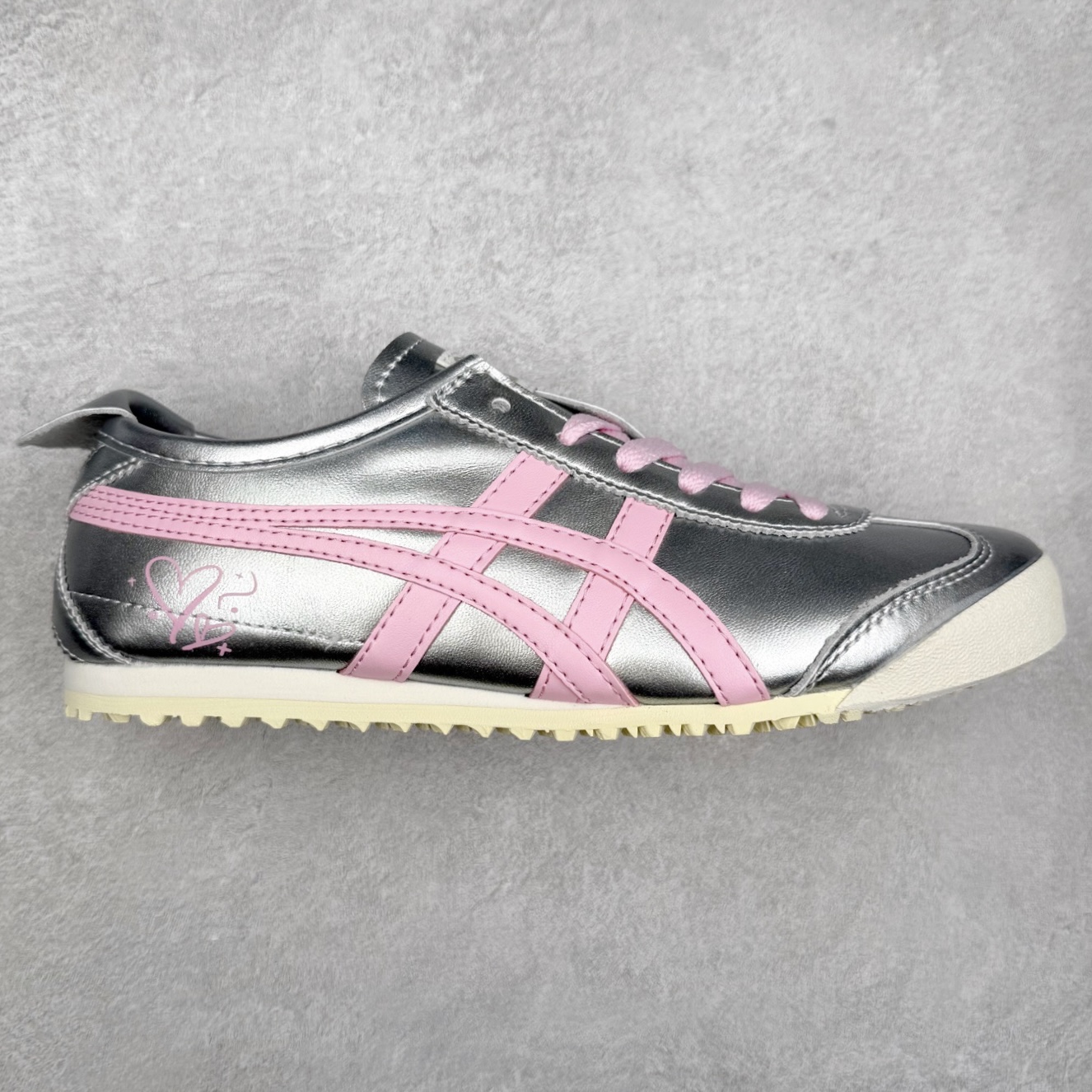 ＃C版 Asics Onitsuka Tiger MEXICO 66 亚瑟士鬼冢虎复古经典板鞋 市场王者选手 海外订单工厂出品 长期生产补货永不断码 超成熟稳定的做工品控 原装全套纸板楦头开发 原汁原味 完美呈现版型 私模正确鞋底咬花纹路 一比一鞋头弧度高度鞋身弧度 绝不口嗨 细节品控鞋型随意秒杀市面 原档咬花纹路私模大底 一个单元有六个三角形 总体形拼接呈现花瓣状 官方四联吊牌 原装Ortholite轻量化鞋垫 原盒原配 质保卡 说明书 钢印防尘纸 纸板中底带钢印 乳胶组合鞋垫 支持全方位的对比专柜 产品从款式颜色造型上体现出追求舒适和细节的完美 鞋类更是推崇手工制作的严谨与完美 融舒适性与可穿性的设计风格 注重细节的完美和别致魅力 既保持稳重 又不失轻松的时尚感 尺码：36 37 37.5 38 39 39.5 40 40.5 41.5 42 42.5 43.5 44 45-选品中心