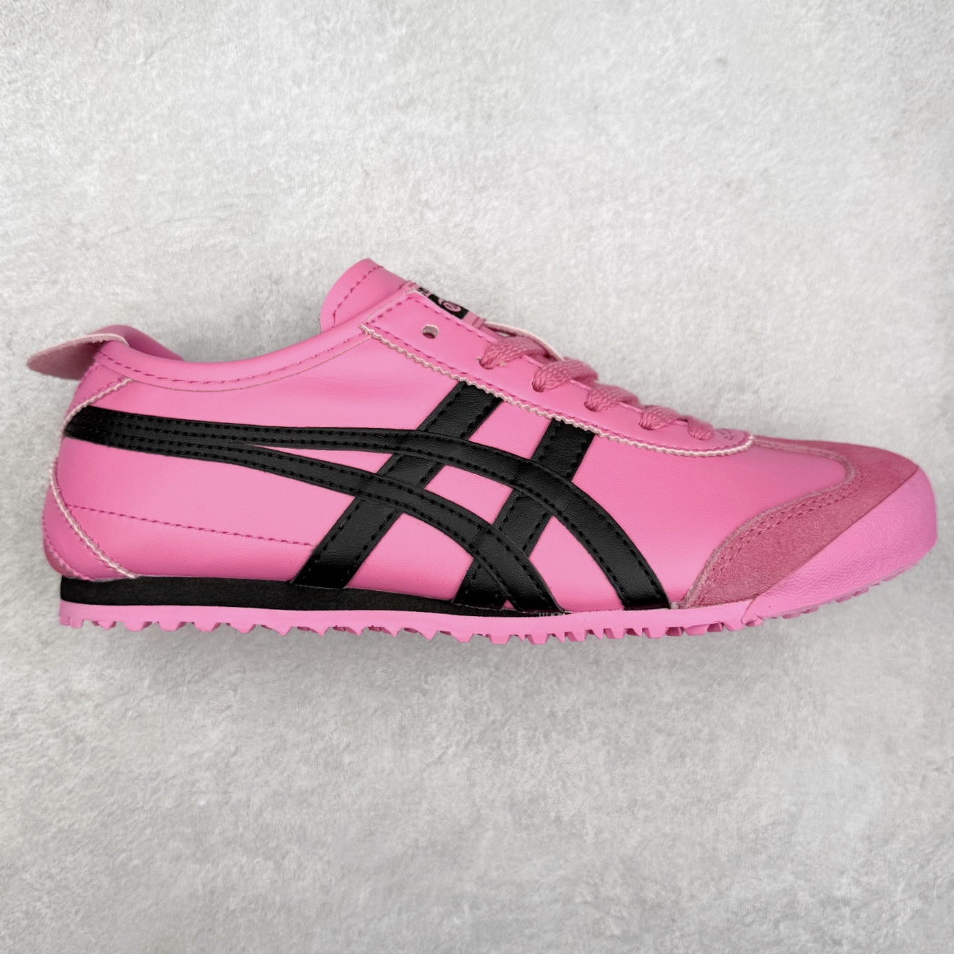 ＃C版 Asics Onitsuka Tiger MEXICO 66 亚瑟士鬼冢虎复古经典板鞋 市场王者选手 海外订单工厂出品 长期生产补货永不断码 超成熟稳定的做工品控 原装全套纸板楦头开发 原汁原味 完美呈现版型 私模正确鞋底咬花纹路 一比一鞋头弧度高度鞋身弧度 绝不口嗨 细节品控鞋型随意秒杀市面 原档咬花纹路私模大底 一个单元有六个三角形 总体形拼接呈现花瓣状 官方四联吊牌 原装Ortholite轻量化鞋垫 原盒原配 质保卡 说明书 钢印防尘纸 纸板中底带钢印 乳胶组合鞋垫 支持全方位的对比专柜 产品从款式颜色造型上体现出追求舒适和细节的完美 鞋类更是推崇手工制作的严谨与完美 融舒适性与可穿性的设计风格 注重细节的完美和别致魅力 既保持稳重 又不失轻松的时尚感 尺码：36 37 37.5 38 39 39.5 40 40.5 41.5 42 42.5 43.5 44 45-选品中心