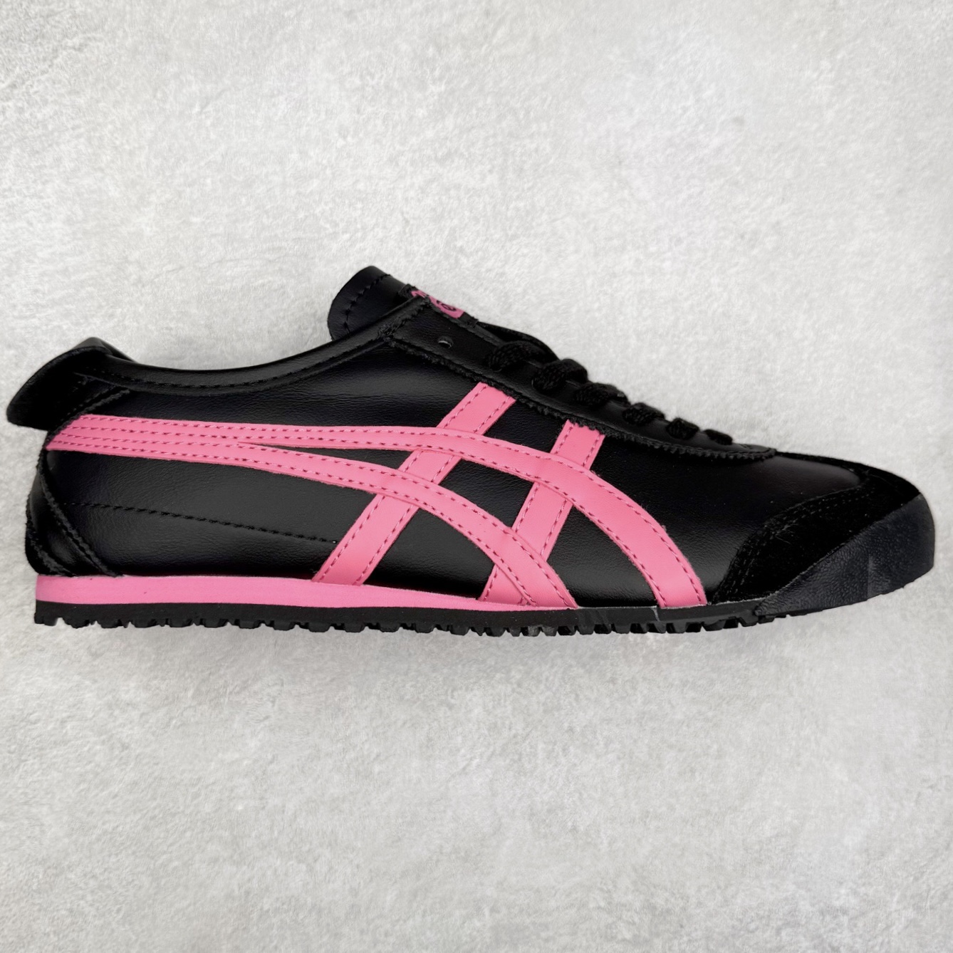 ＃C版 Asics Onitsuka Tiger MEXICO 66 亚瑟士鬼冢虎复古经典板鞋 市场王者选手 海外订单工厂出品 长期生产补货永不断码 超成熟稳定的做工品控 原装全套纸板楦头开发 原汁原味 完美呈现版型 私模正确鞋底咬花纹路 一比一鞋头弧度高度鞋身弧度 绝不口嗨 细节品控鞋型随意秒杀市面 原档咬花纹路私模大底 一个单元有六个三角形 总体形拼接呈现花瓣状 官方四联吊牌 原装Ortholite轻量化鞋垫 原盒原配 质保卡 说明书 钢印防尘纸 纸板中底带钢印 乳胶组合鞋垫 支持全方位的对比专柜 产品从款式颜色造型上体现出追求舒适和细节的完美 鞋类更是推崇手工制作的严谨与完美 融舒适性与可穿性的设计风格 注重细节的完美和别致魅力 既保持稳重 又不失轻松的时尚感 尺码：36 37 37.5 38 39 39.5 40 40.5 41.5 42 42.5 43.5 44 45-选品中心