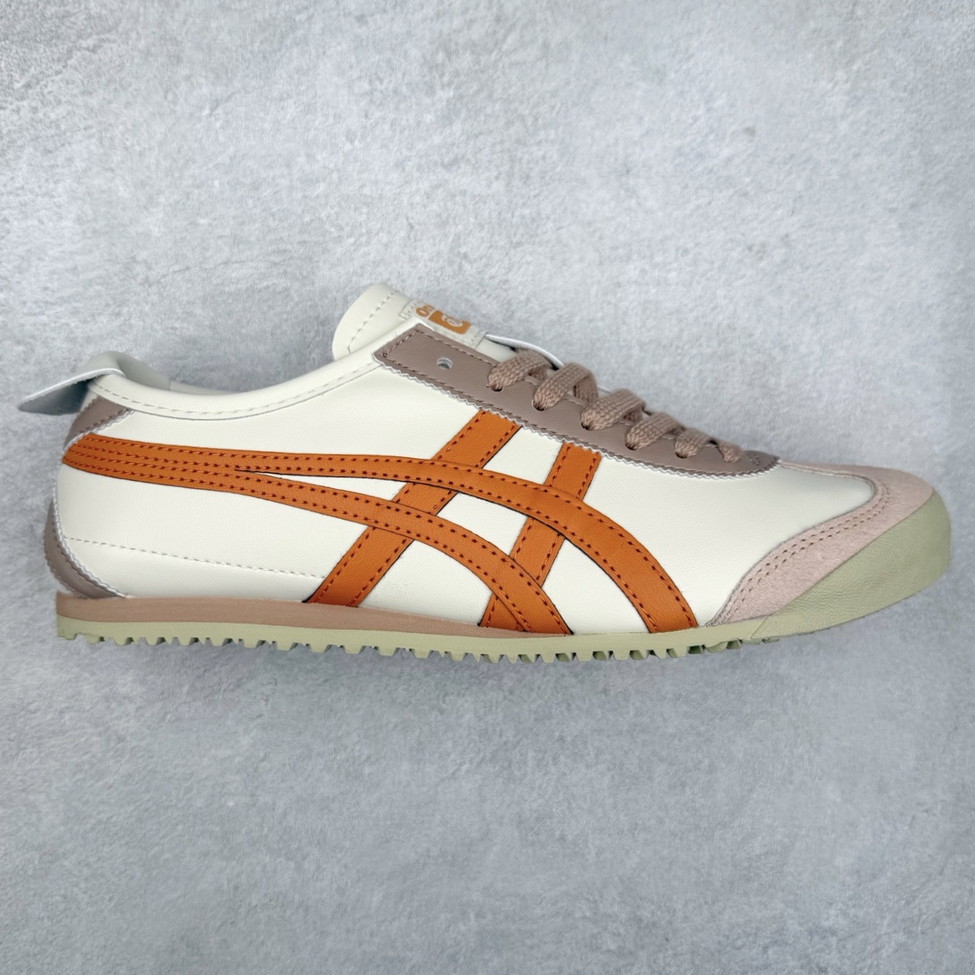 ＃C版 Asics Onitsuka Tiger MEXICO 66 亚瑟士鬼冢虎复古经典板鞋 市场王者选手 海外订单工厂出品 长期生产补货永不断码 超成熟稳定的做工品控 原装全套纸板楦头开发 原汁原味 完美呈现版型 私模正确鞋底咬花纹路 一比一鞋头弧度高度鞋身弧度 绝不口嗨 细节品控鞋型随意秒杀市面 原档咬花纹路私模大底 一个单元有六个三角形 总体形拼接呈现花瓣状 官方四联吊牌 原装Ortholite轻量化鞋垫 原盒原配 质保卡 说明书 钢印防尘纸 纸板中底带钢印 乳胶组合鞋垫 支持全方位的对比专柜 产品从款式颜色造型上体现出追求舒适和细节的完美 鞋类更是推崇手工制作的严谨与完美 融舒适性与可穿性的设计风格 注重细节的完美和别致魅力 既保持稳重 又不失轻松的时尚感 尺码：36 37 37.5 38 39 39.5 40 40.5 41.5 42 42.5 43.5 44 45-选品中心