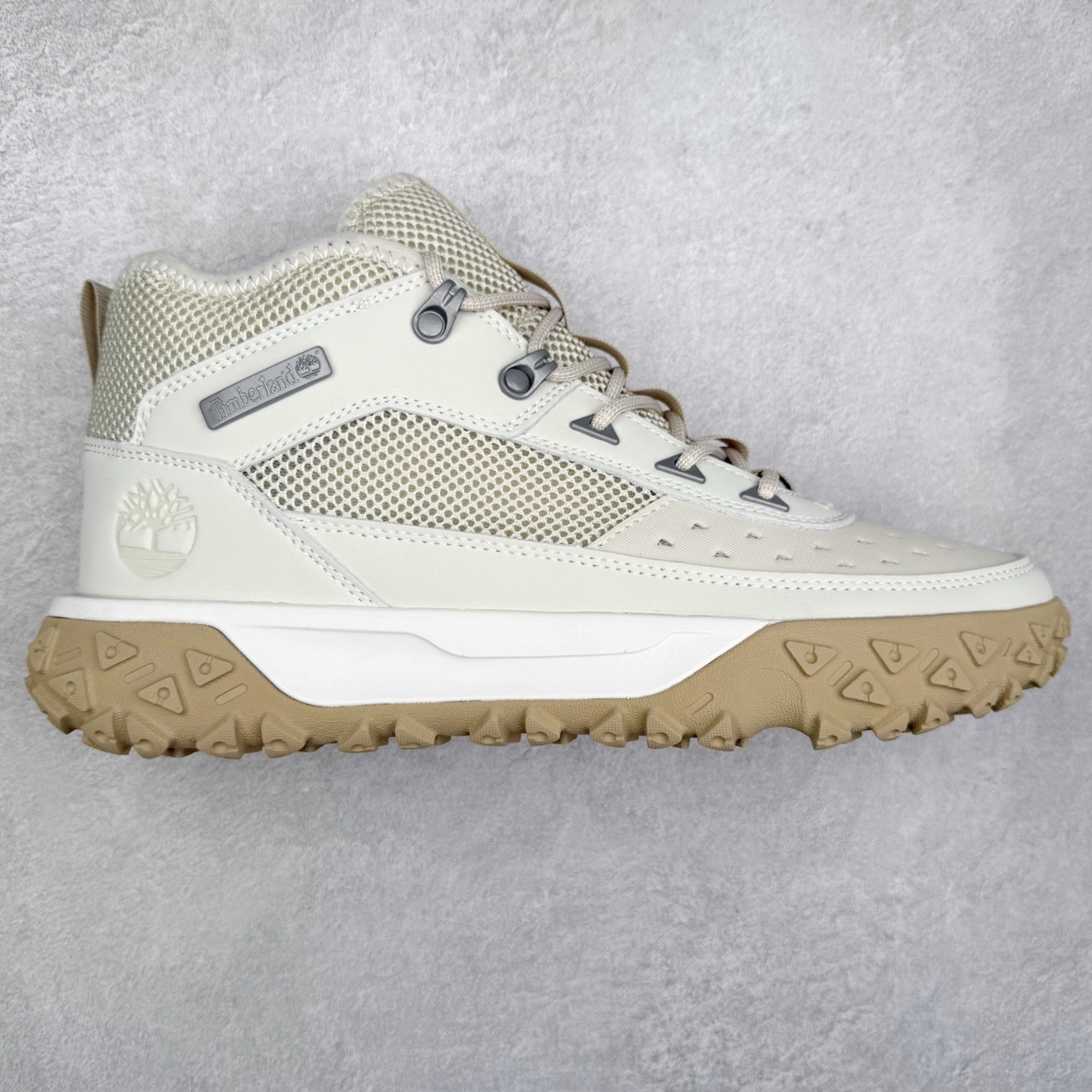 Timberland Greenstride Motion 6 添柏岚防滑耐磨低帮户外功能鞋 简约大方的造型设计，给人以随性休闲的时尚格调，穿着舒适轻便，运动灵活自如，满足日常个性穿搭。Timberland户外品牌最早成立于1918年的美国波士顿，它的成功故事就从第一双防水皮靴Yellow Boots开始。这双具备完全防水机能的靴子瞬间广受好评，他那独创又不失古典的款式，以及大胆使用黄色的崭新风格，吸引了广大消费者的目光。现今仍不改其原有风貌的这双黄靴，就是火遍全球的“大黄靴”。Timberland的高端工艺、实穿耐用等特点让他拥有绝对鞋界地位。尺码：40 41 41.5 42 43 43.5 44 44.5 45 45.5 46-选品中心