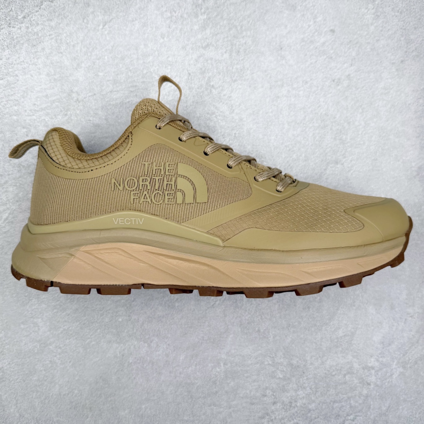 The North Face 北面乐斯菲斯户外运动休闲登山鞋越野徒步鞋 广东大厂品质 面料采用进口磨砂牛皮 鞋底采用Vibram黄金大底 专门为鞋底设计的橡胶以出色的耐磨性 良好的防滑性或得不少户外运动爱好者的喜欢 专业户外登山品牌（北面）The North Face自1966年创立，由两位热爱登山徒步的年轻登山者于美西旧金山开创，不断透过研发与创新，并且将最先进的技术结合在服装与鞋款设计，生产多种外型帅气且专业能力非常强的户外运动装备而备受欢迎。尺码：39-45（运动鞋码）-选品中心