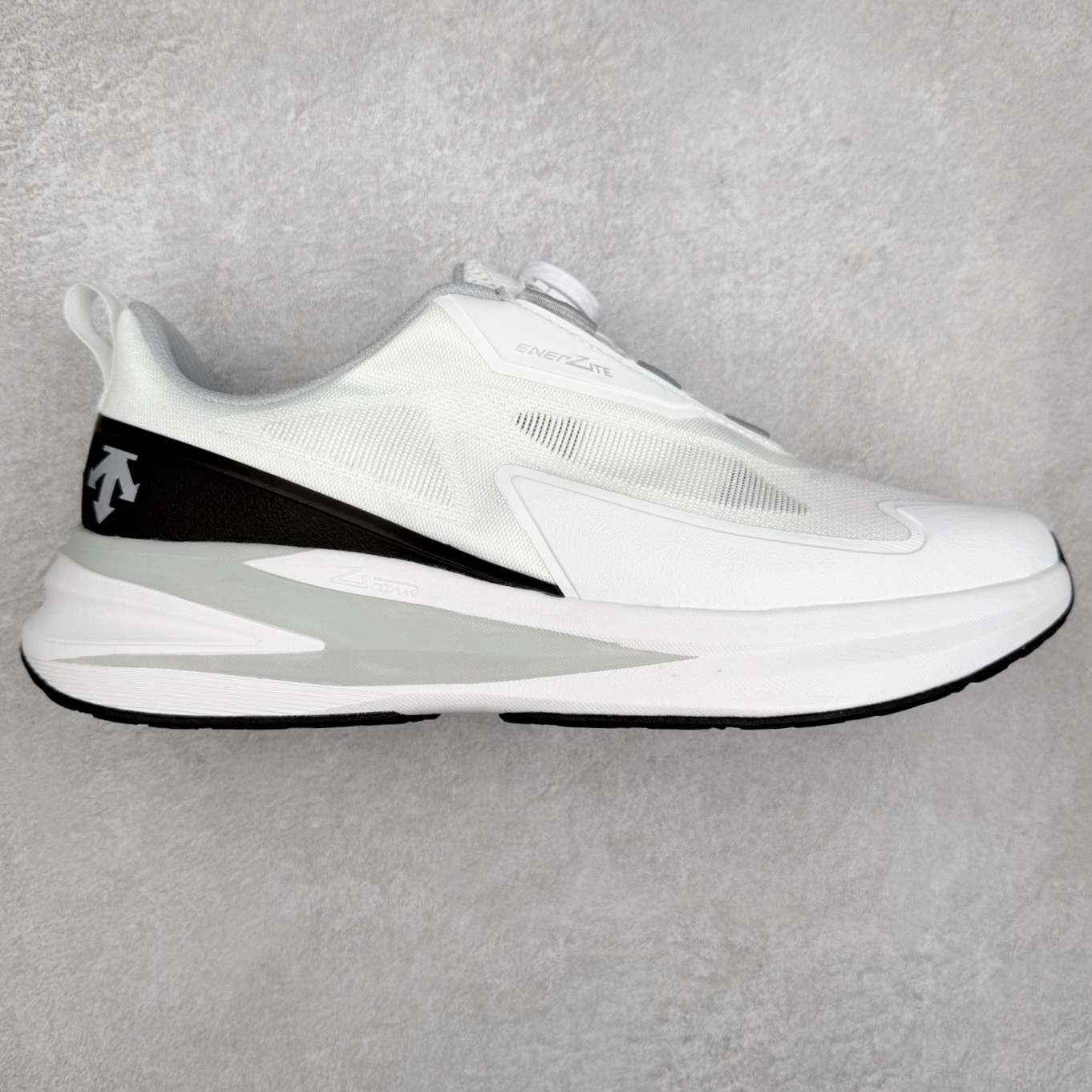 DESCENTE Enerzite 迪桑特舒适百搭织物耐磨回弹低帮跑步鞋 DESCENTE（迪桑特）创立于1935年，品牌名取自法语词汇，意为“滑降”。品牌箭头标识代表滑雪的三种技术“高速直线滑行”、“穿越”和“侧滑”，也寓意品牌在打造高端专业运动产品中不断追求完美的创新精神，致力于成为中国高端专业滑雪、综训、女子、铁人三项、高尔夫的第一品牌。实拍调校N版已经零色差零失真 百分百还原实物色彩所见即所得 不存在货不对板色差等低级问题 选购参考实物拍摄 不混卖不参货 只用心做好货严格选品 承诺混一赔十 尺码：36 36.5 37.5 38 38.5 39 40 40.5 41 42 42.5 43 44 44.5 45-选品中心