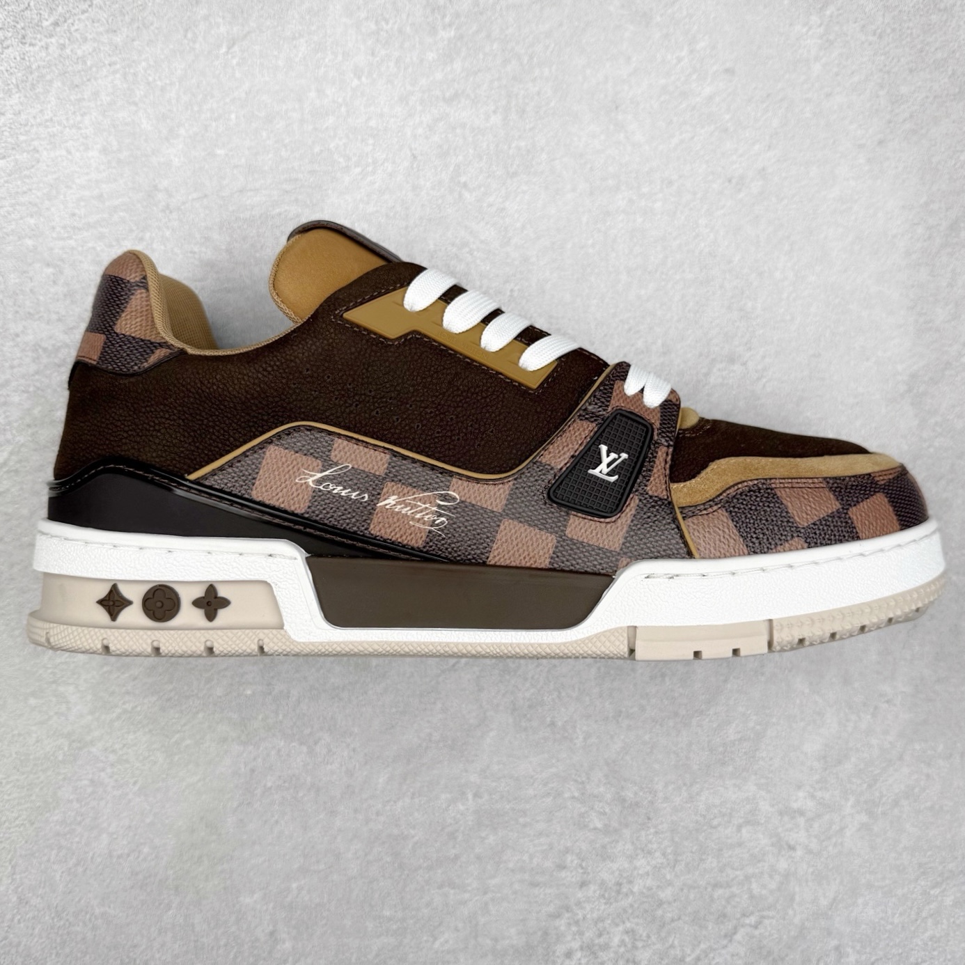 Louis Vuitton Trainer lv时装走秀运动鞋 完美鞋型超高的清洁度 零毛边线头瑕疵 全套原楦原纸版原鞋开模 全网最具灵魂的版型 正确原装黄色鞋盒 正确中底印花 鞋面印花3D高频深度立体 全鞋电脑针车 紧密相连 针距密度一致 环保乳胶注塑鞋垫 厚度脚感还原原版 皮面裁剪部位 统一油边封口工艺 原装橡胶大底含胶量大底组合零偏差 专柜全套包装 防尘袋 说明书 质保卡 男女鞋 尺码：35 36 37 38 39 40 41 42 43 44 45-选品中心