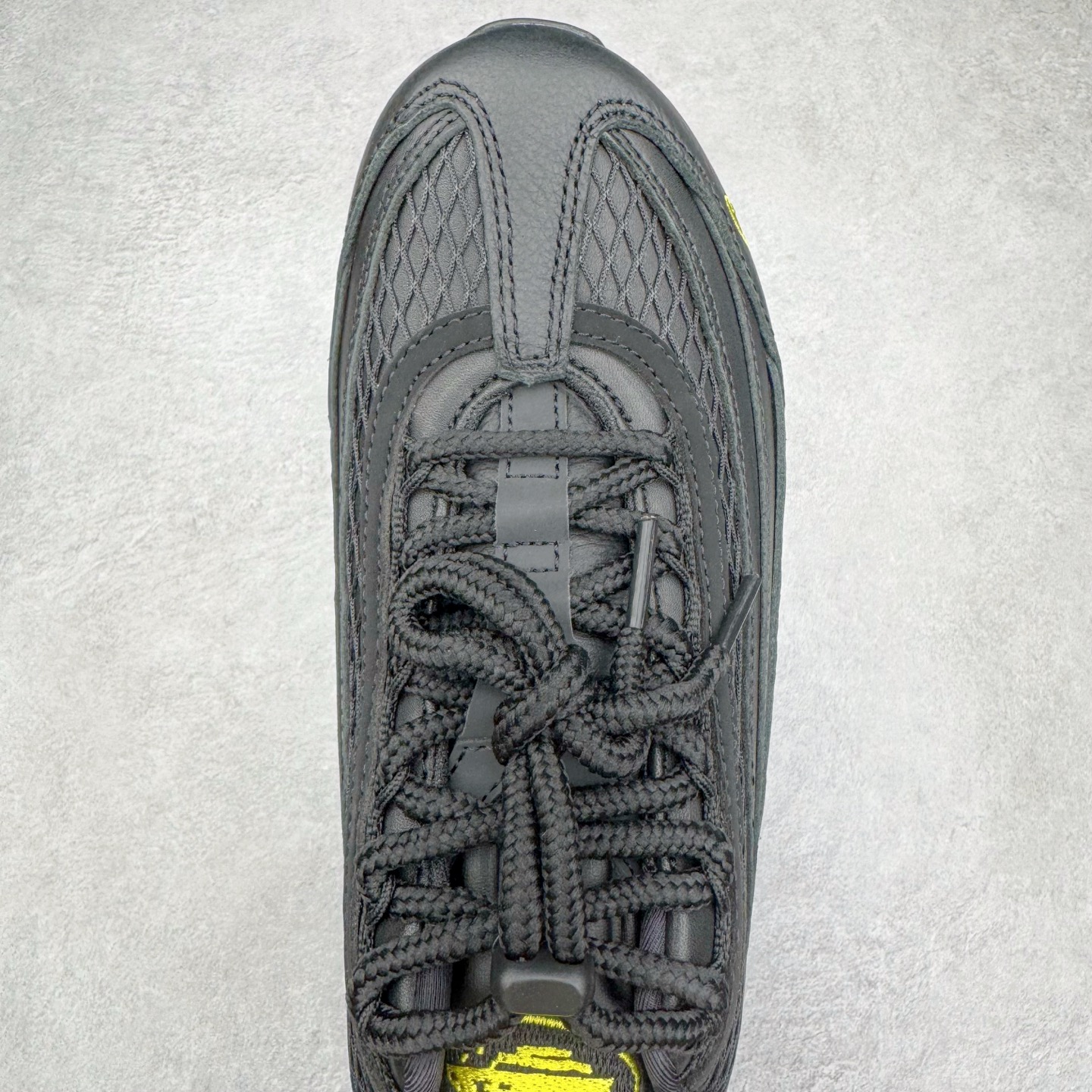 图片[4]-＃KZ神版 Corteiz x NK Air Max 95 联名复古舒适气垫运动鞋 黑金 FB2709-003 经典重温 外单专供大厂出品 品质稳定 一百余色 终端操作 鞋款设计灵感源于人体构造 中底设计基于人体的脊柱构造 是整体设计的核心 尼龙孔眼代表了肋骨 而分层式面板和网眼象征着肌肉纤维和肉体组织 Air Max 95采用了两个独立的吹塑成型的Air-Sole单元 并首次在前掌使用可视化气垫设计 Swoosh logo夜当作一个 点符号放在了鞋子的后帮位置 20年的发展让 AIR MAX 95有了不同的故事 20年后再度面向世人的时候 焕然一新的面貌 让人有了另外一种清新脱俗的感觉 尺码：40 40.5 41 42 42.5 43 44 44.5 45 45.5 46 47.5 48.5-选品中心