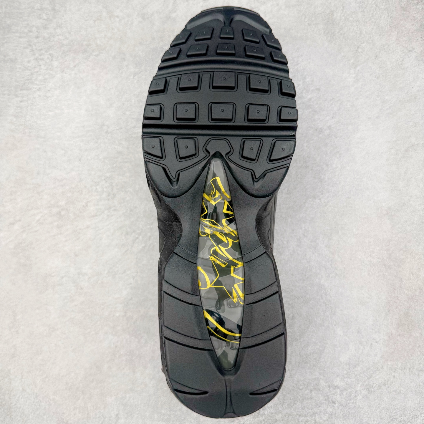 图片[9]-＃KZ神版 Corteiz x NK Air Max 95 联名复古舒适气垫运动鞋 黑金 FB2709-003 经典重温 外单专供大厂出品 品质稳定 一百余色 终端操作 鞋款设计灵感源于人体构造 中底设计基于人体的脊柱构造 是整体设计的核心 尼龙孔眼代表了肋骨 而分层式面板和网眼象征着肌肉纤维和肉体组织 Air Max 95采用了两个独立的吹塑成型的Air-Sole单元 并首次在前掌使用可视化气垫设计 Swoosh logo夜当作一个 点符号放在了鞋子的后帮位置 20年的发展让 AIR MAX 95有了不同的故事 20年后再度面向世人的时候 焕然一新的面貌 让人有了另外一种清新脱俗的感觉 尺码：40 40.5 41 42 42.5 43 44 44.5 45 45.5 46 47.5 48.5-选品中心