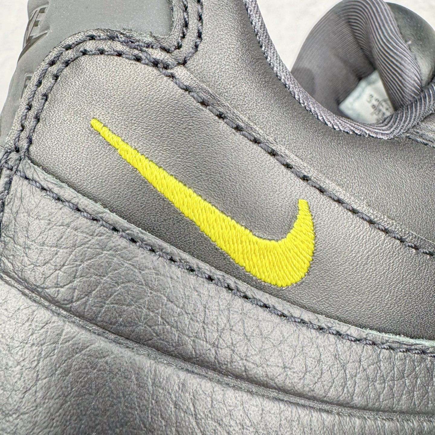 图片[17]-＃KZ神版 Corteiz x NK Air Max 95 联名复古舒适气垫运动鞋 黑金 FB2709-003 经典重温 外单专供大厂出品 品质稳定 一百余色 终端操作 鞋款设计灵感源于人体构造 中底设计基于人体的脊柱构造 是整体设计的核心 尼龙孔眼代表了肋骨 而分层式面板和网眼象征着肌肉纤维和肉体组织 Air Max 95采用了两个独立的吹塑成型的Air-Sole单元 并首次在前掌使用可视化气垫设计 Swoosh logo夜当作一个 点符号放在了鞋子的后帮位置 20年的发展让 AIR MAX 95有了不同的故事 20年后再度面向世人的时候 焕然一新的面貌 让人有了另外一种清新脱俗的感觉 尺码：40 40.5 41 42 42.5 43 44 44.5 45 45.5 46 47.5 48.5-选品中心