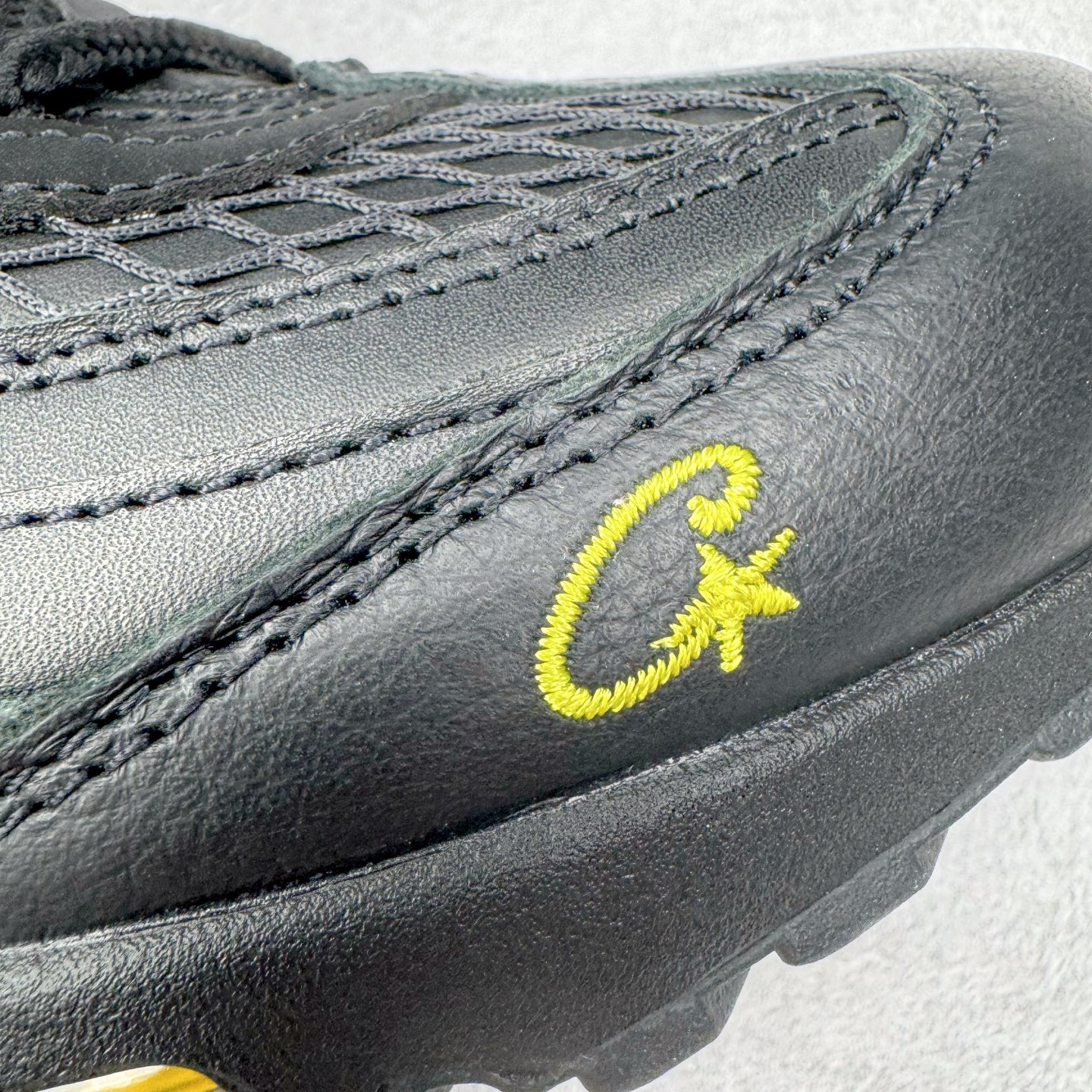 图片[19]-＃KZ神版 Corteiz x NK Air Max 95 联名复古舒适气垫运动鞋 黑金 FB2709-003 经典重温 外单专供大厂出品 品质稳定 一百余色 终端操作 鞋款设计灵感源于人体构造 中底设计基于人体的脊柱构造 是整体设计的核心 尼龙孔眼代表了肋骨 而分层式面板和网眼象征着肌肉纤维和肉体组织 Air Max 95采用了两个独立的吹塑成型的Air-Sole单元 并首次在前掌使用可视化气垫设计 Swoosh logo夜当作一个 点符号放在了鞋子的后帮位置 20年的发展让 AIR MAX 95有了不同的故事 20年后再度面向世人的时候 焕然一新的面貌 让人有了另外一种清新脱俗的感觉 尺码：40 40.5 41 42 42.5 43 44 44.5 45 45.5 46 47.5 48.5-选品中心