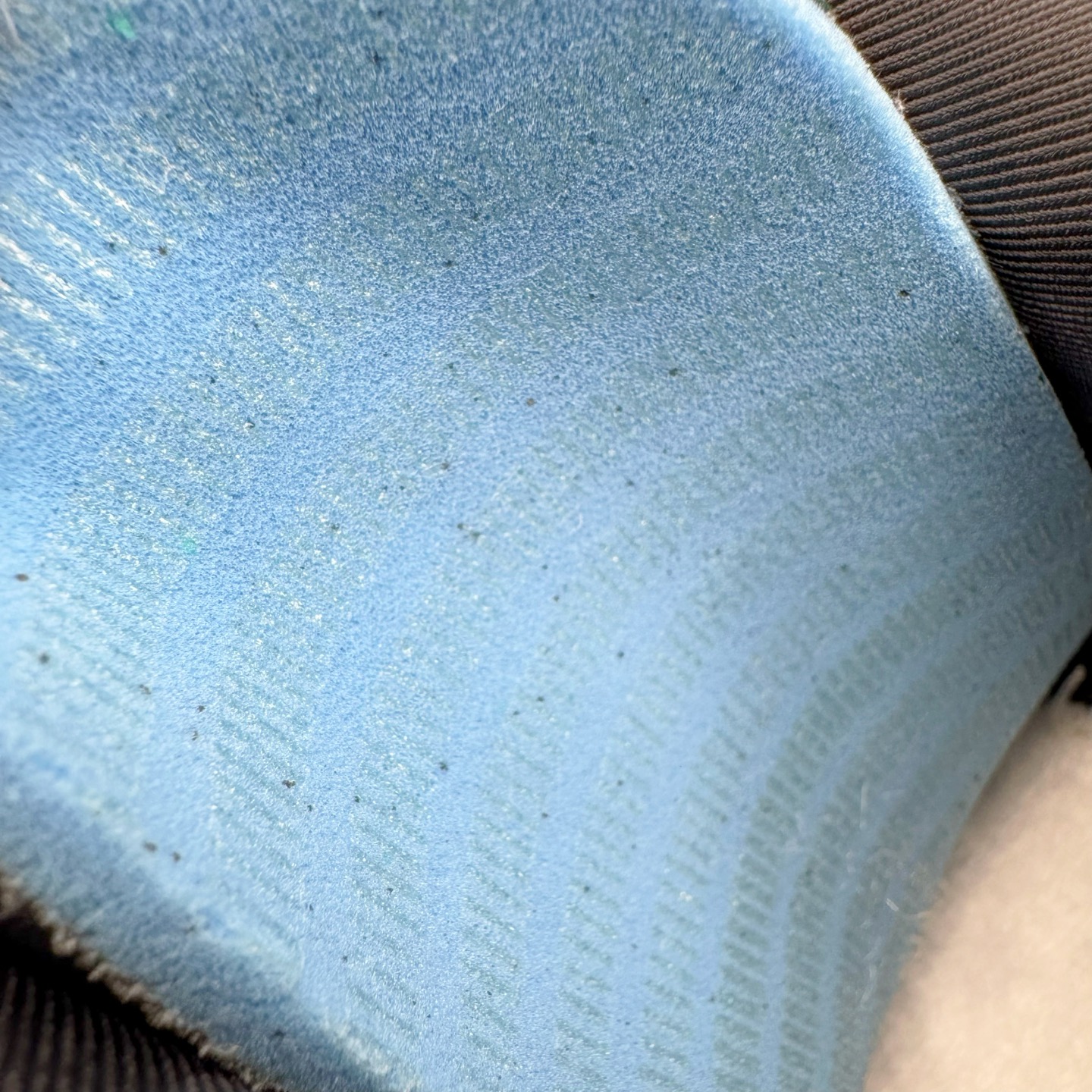 图片[11]-＃KZ神版 Corteiz x NK Air Max 95 联名复古舒适气垫运动鞋 黑金 FB2709-003 经典重温 外单专供大厂出品 品质稳定 一百余色 终端操作 鞋款设计灵感源于人体构造 中底设计基于人体的脊柱构造 是整体设计的核心 尼龙孔眼代表了肋骨 而分层式面板和网眼象征着肌肉纤维和肉体组织 Air Max 95采用了两个独立的吹塑成型的Air-Sole单元 并首次在前掌使用可视化气垫设计 Swoosh logo夜当作一个 点符号放在了鞋子的后帮位置 20年的发展让 AIR MAX 95有了不同的故事 20年后再度面向世人的时候 焕然一新的面貌 让人有了另外一种清新脱俗的感觉 尺码：40 40.5 41 42 42.5 43 44 44.5 45 45.5 46 47.5 48.5-选品中心