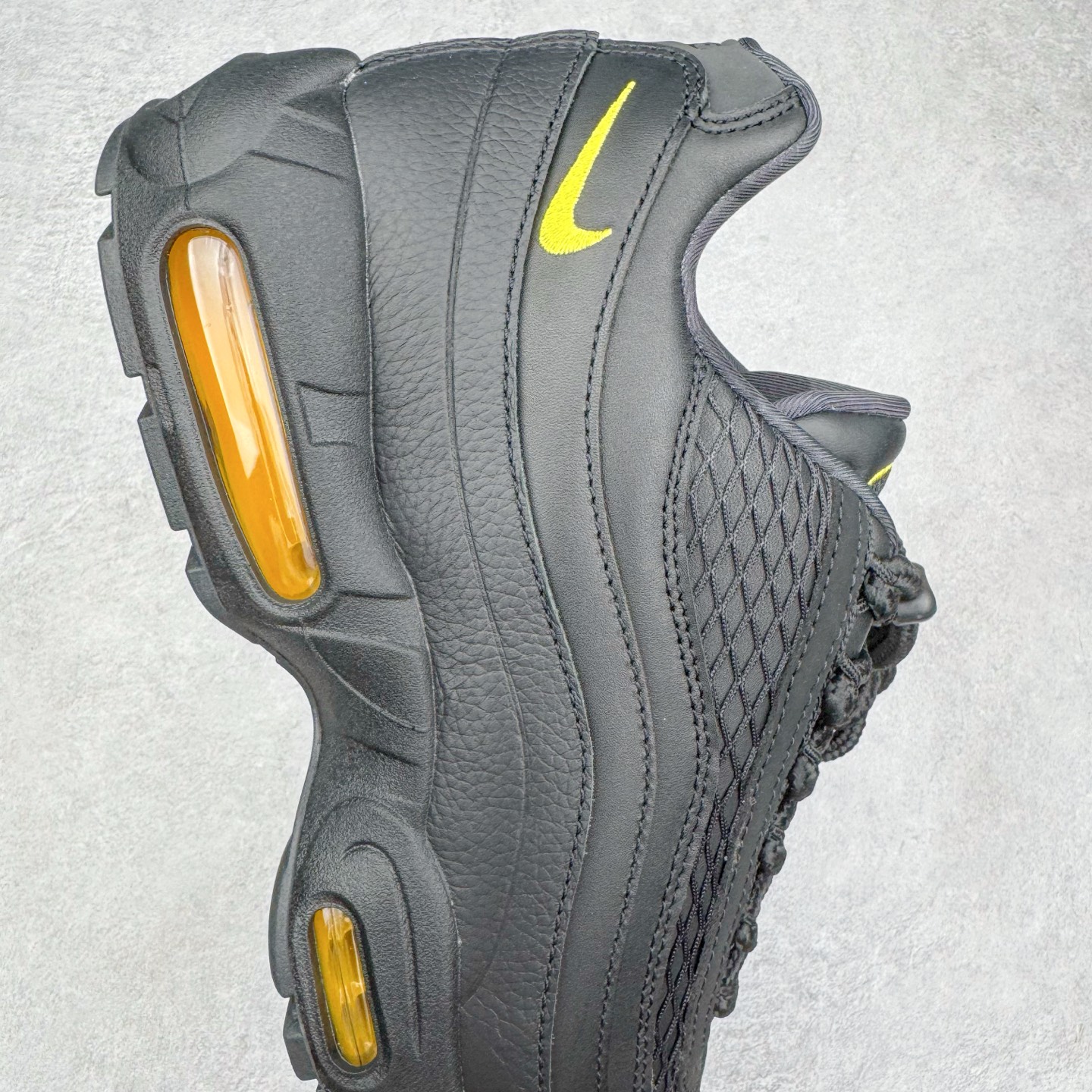 图片[6]-＃KZ神版 Corteiz x NK Air Max 95 联名复古舒适气垫运动鞋 黑金 FB2709-003 经典重温 外单专供大厂出品 品质稳定 一百余色 终端操作 鞋款设计灵感源于人体构造 中底设计基于人体的脊柱构造 是整体设计的核心 尼龙孔眼代表了肋骨 而分层式面板和网眼象征着肌肉纤维和肉体组织 Air Max 95采用了两个独立的吹塑成型的Air-Sole单元 并首次在前掌使用可视化气垫设计 Swoosh logo夜当作一个 点符号放在了鞋子的后帮位置 20年的发展让 AIR MAX 95有了不同的故事 20年后再度面向世人的时候 焕然一新的面貌 让人有了另外一种清新脱俗的感觉 尺码：40 40.5 41 42 42.5 43 44 44.5 45 45.5 46 47.5 48.5-选品中心