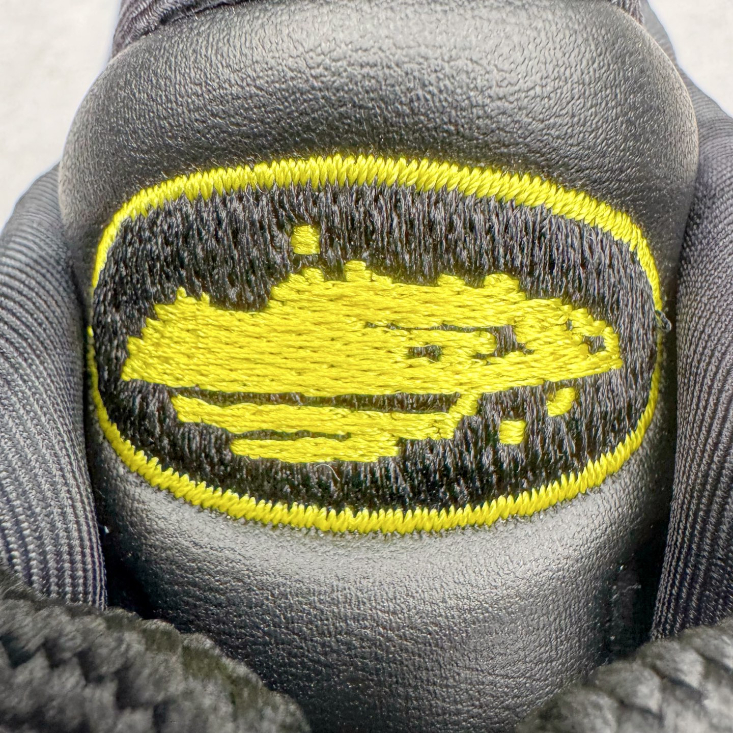 图片[14]-＃KZ神版 Corteiz x NK Air Max 95 联名复古舒适气垫运动鞋 黑金 FB2709-003 经典重温 外单专供大厂出品 品质稳定 一百余色 终端操作 鞋款设计灵感源于人体构造 中底设计基于人体的脊柱构造 是整体设计的核心 尼龙孔眼代表了肋骨 而分层式面板和网眼象征着肌肉纤维和肉体组织 Air Max 95采用了两个独立的吹塑成型的Air-Sole单元 并首次在前掌使用可视化气垫设计 Swoosh logo夜当作一个 点符号放在了鞋子的后帮位置 20年的发展让 AIR MAX 95有了不同的故事 20年后再度面向世人的时候 焕然一新的面貌 让人有了另外一种清新脱俗的感觉 尺码：40 40.5 41 42 42.5 43 44 44.5 45 45.5 46 47.5 48.5-选品中心