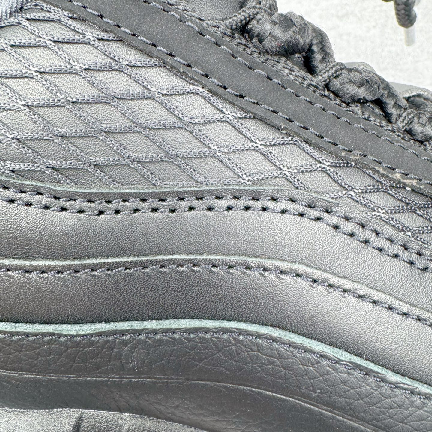 图片[18]-＃KZ神版 Corteiz x NK Air Max 95 联名复古舒适气垫运动鞋 黑金 FB2709-003 经典重温 外单专供大厂出品 品质稳定 一百余色 终端操作 鞋款设计灵感源于人体构造 中底设计基于人体的脊柱构造 是整体设计的核心 尼龙孔眼代表了肋骨 而分层式面板和网眼象征着肌肉纤维和肉体组织 Air Max 95采用了两个独立的吹塑成型的Air-Sole单元 并首次在前掌使用可视化气垫设计 Swoosh logo夜当作一个 点符号放在了鞋子的后帮位置 20年的发展让 AIR MAX 95有了不同的故事 20年后再度面向世人的时候 焕然一新的面貌 让人有了另外一种清新脱俗的感觉 尺码：40 40.5 41 42 42.5 43 44 44.5 45 45.5 46 47.5 48.5-选品中心