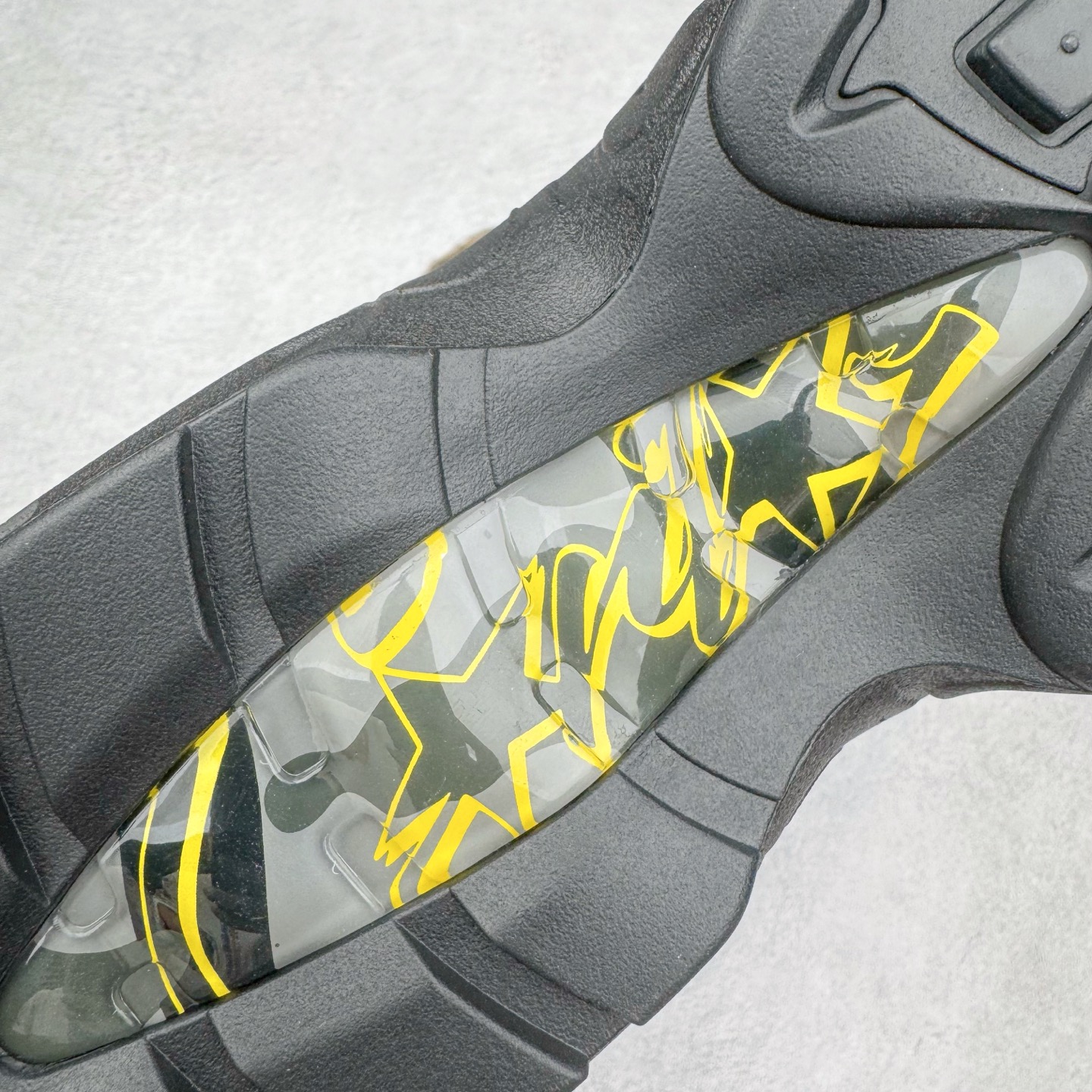 图片[21]-＃KZ神版 Corteiz x NK Air Max 95 联名复古舒适气垫运动鞋 黑金 FB2709-003 经典重温 外单专供大厂出品 品质稳定 一百余色 终端操作 鞋款设计灵感源于人体构造 中底设计基于人体的脊柱构造 是整体设计的核心 尼龙孔眼代表了肋骨 而分层式面板和网眼象征着肌肉纤维和肉体组织 Air Max 95采用了两个独立的吹塑成型的Air-Sole单元 并首次在前掌使用可视化气垫设计 Swoosh logo夜当作一个 点符号放在了鞋子的后帮位置 20年的发展让 AIR MAX 95有了不同的故事 20年后再度面向世人的时候 焕然一新的面貌 让人有了另外一种清新脱俗的感觉 尺码：40 40.5 41 42 42.5 43 44 44.5 45 45.5 46 47.5 48.5-选品中心