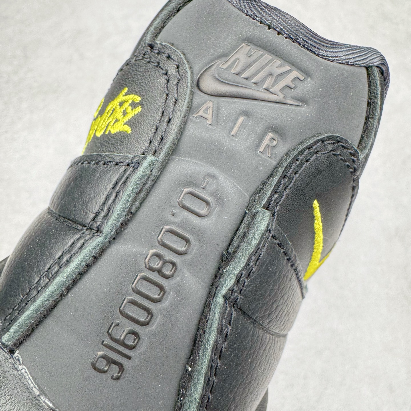 图片[16]-＃KZ神版 Corteiz x NK Air Max 95 联名复古舒适气垫运动鞋 黑金 FB2709-003 经典重温 外单专供大厂出品 品质稳定 一百余色 终端操作 鞋款设计灵感源于人体构造 中底设计基于人体的脊柱构造 是整体设计的核心 尼龙孔眼代表了肋骨 而分层式面板和网眼象征着肌肉纤维和肉体组织 Air Max 95采用了两个独立的吹塑成型的Air-Sole单元 并首次在前掌使用可视化气垫设计 Swoosh logo夜当作一个 点符号放在了鞋子的后帮位置 20年的发展让 AIR MAX 95有了不同的故事 20年后再度面向世人的时候 焕然一新的面貌 让人有了另外一种清新脱俗的感觉 尺码：40 40.5 41 42 42.5 43 44 44.5 45 45.5 46 47.5 48.5-选品中心