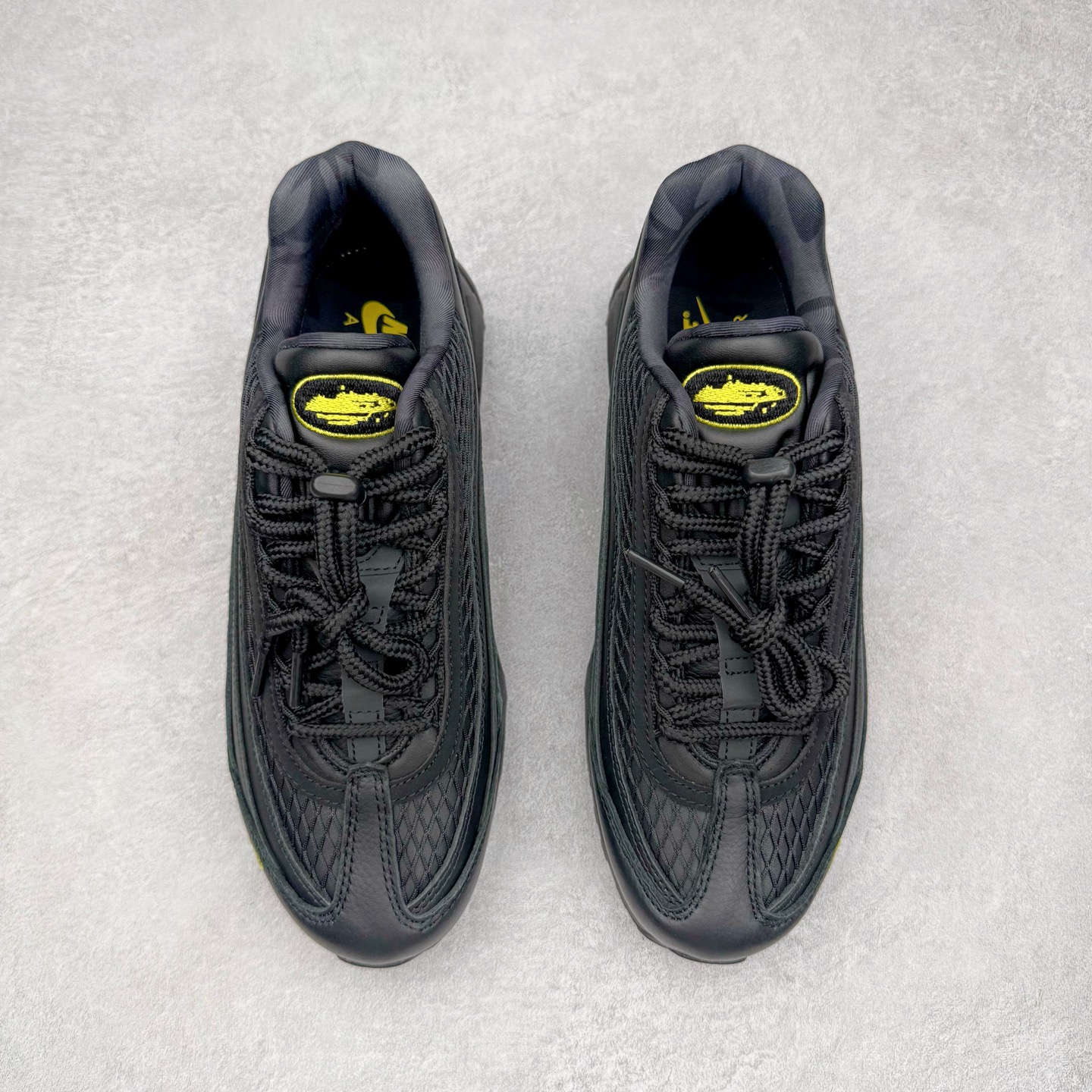 图片[2]-＃KZ神版 Corteiz x NK Air Max 95 联名复古舒适气垫运动鞋 黑金 FB2709-003 经典重温 外单专供大厂出品 品质稳定 一百余色 终端操作 鞋款设计灵感源于人体构造 中底设计基于人体的脊柱构造 是整体设计的核心 尼龙孔眼代表了肋骨 而分层式面板和网眼象征着肌肉纤维和肉体组织 Air Max 95采用了两个独立的吹塑成型的Air-Sole单元 并首次在前掌使用可视化气垫设计 Swoosh logo夜当作一个 点符号放在了鞋子的后帮位置 20年的发展让 AIR MAX 95有了不同的故事 20年后再度面向世人的时候 焕然一新的面貌 让人有了另外一种清新脱俗的感觉 尺码：40 40.5 41 42 42.5 43 44 44.5 45 45.5 46 47.5 48.5-选品中心