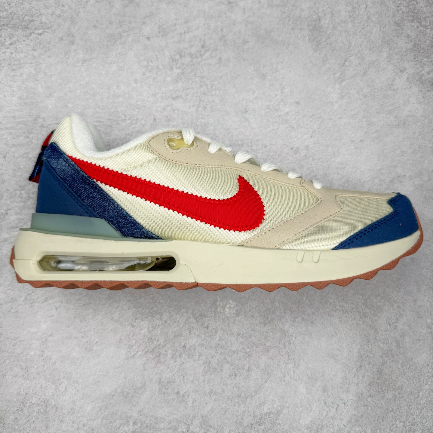 图片[3]-＃纯原特价 NK Air Max Dawn 黎明系列低帮气垫百搭休闲运动慢跑鞋 DQ3991 采用柔软翻毛皮和透气梭织材料打造利落鞋面 中底和鞋跟融入现代感线条设计 兼具复古风格与时尚魅力 尽显运动风范 鞋底加入 Air 缓震配置巧搭柔软泡绵 塑就非凡舒适感受 穿上 Air Max Dawn 运动鞋 打造出众造型 迎接美好的一天 实拍调校N版已经零色差零失真 百分百还原实物色彩所见即所得 不存在货不对板色差等低级问题 选购参考实物拍摄 不混卖不参货 只用心做好货严格选品 承诺混一赔十 尺码：36 36.5 37.5 38 38.5 39 40 40.5 41 42 42.5 43 44 44.5 45-选品中心