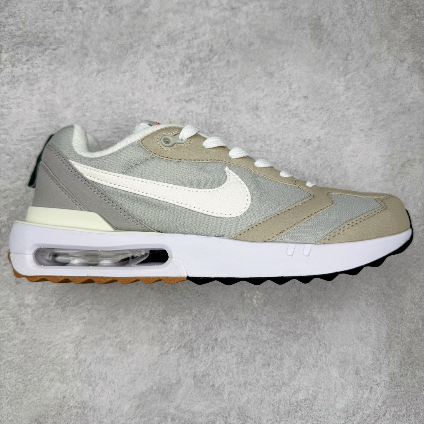 图片[9]-＃纯原特价 NK Air Max Dawn 黎明系列低帮气垫百搭休闲运动慢跑鞋 DQ3991 采用柔软翻毛皮和透气梭织材料打造利落鞋面 中底和鞋跟融入现代感线条设计 兼具复古风格与时尚魅力 尽显运动风范 鞋底加入 Air 缓震配置巧搭柔软泡绵 塑就非凡舒适感受 穿上 Air Max Dawn 运动鞋 打造出众造型 迎接美好的一天 实拍调校N版已经零色差零失真 百分百还原实物色彩所见即所得 不存在货不对板色差等低级问题 选购参考实物拍摄 不混卖不参货 只用心做好货严格选品 承诺混一赔十 尺码：36 36.5 37.5 38 38.5 39 40 40.5 41 42 42.5 43 44 44.5 45-选品中心