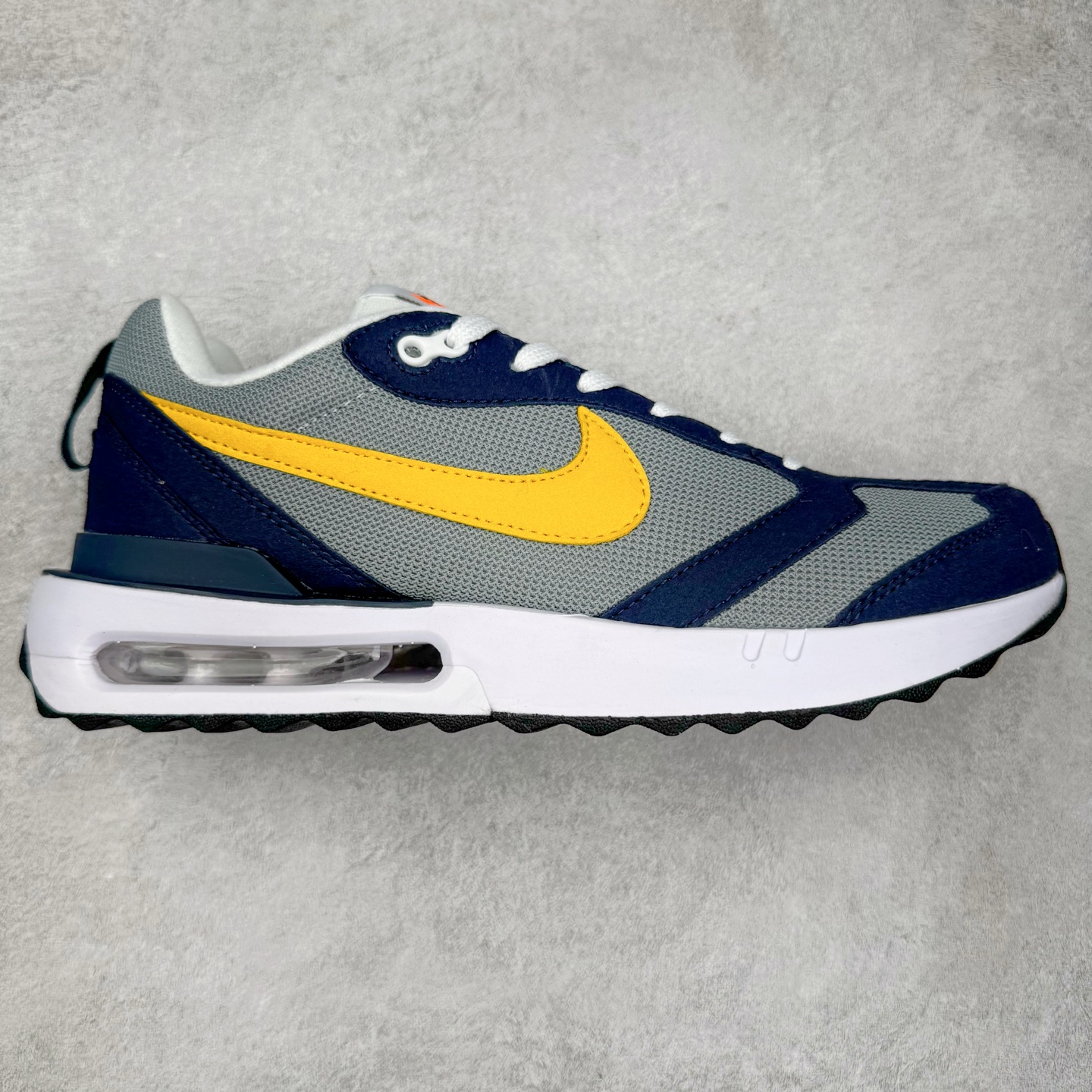 图片[2]-＃纯原特价 NK Air Max Dawn 黎明系列低帮气垫百搭休闲运动慢跑鞋 DQ3991 采用柔软翻毛皮和透气梭织材料打造利落鞋面 中底和鞋跟融入现代感线条设计 兼具复古风格与时尚魅力 尽显运动风范 鞋底加入 Air 缓震配置巧搭柔软泡绵 塑就非凡舒适感受 穿上 Air Max Dawn 运动鞋 打造出众造型 迎接美好的一天 实拍调校N版已经零色差零失真 百分百还原实物色彩所见即所得 不存在货不对板色差等低级问题 选购参考实物拍摄 不混卖不参货 只用心做好货严格选品 承诺混一赔十 尺码：36 36.5 37.5 38 38.5 39 40 40.5 41 42 42.5 43 44 44.5 45-选品中心