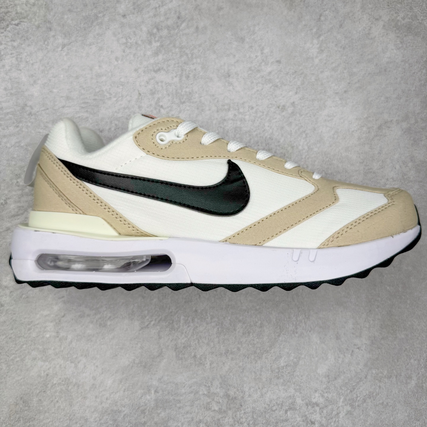 ＃纯原特价 NK Air Max Dawn 黎明系列低帮气垫百搭休闲运动慢跑鞋 DQ3991 采用柔软翻毛皮和透气梭织材料打造利落鞋面 中底和鞋跟融入现代感线条设计 兼具复古风格与时尚魅力 尽显运动风范 鞋底加入 Air 缓震配置巧搭柔软泡绵 塑就非凡舒适感受 穿上 Air Max Dawn 运动鞋 打造出众造型 迎接美好的一天 实拍调校N版已经零色差零失真 百分百还原实物色彩所见即所得 不存在货不对板色差等低级问题 选购参考实物拍摄 不混卖不参货 只用心做好货严格选品 承诺混一赔十 尺码：36 36.5 37.5 38 38.5 39 40 40.5 41 42 42.5 43 44 44.5 45-选品中心