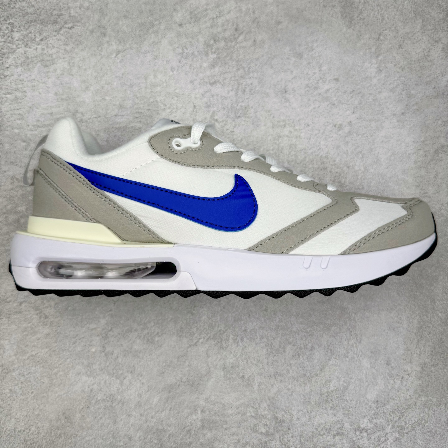 图片[2]-＃纯原特价 NK Air Max Dawn 黎明系列低帮气垫百搭休闲运动慢跑鞋 DQ3991 采用柔软翻毛皮和透气梭织材料打造利落鞋面 中底和鞋跟融入现代感线条设计 兼具复古风格与时尚魅力 尽显运动风范 鞋底加入 Air 缓震配置巧搭柔软泡绵 塑就非凡舒适感受 穿上 Air Max Dawn 运动鞋 打造出众造型 迎接美好的一天 实拍调校N版已经零色差零失真 百分百还原实物色彩所见即所得 不存在货不对板色差等低级问题 选购参考实物拍摄 不混卖不参货 只用心做好货严格选品 承诺混一赔十 尺码：36 36.5 37.5 38 38.5 39 40 40.5 41 42 42.5 43 44 44.5 45-选品中心