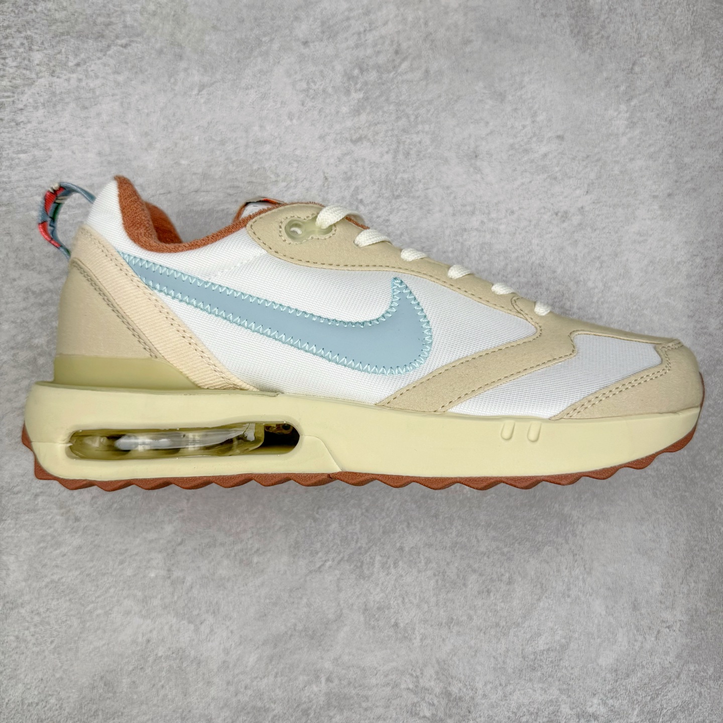 图片[3]-＃纯原特价 NK Air Max Dawn 黎明系列低帮气垫百搭休闲运动慢跑鞋 DQ3991 采用柔软翻毛皮和透气梭织材料打造利落鞋面 中底和鞋跟融入现代感线条设计 兼具复古风格与时尚魅力 尽显运动风范 鞋底加入 Air 缓震配置巧搭柔软泡绵 塑就非凡舒适感受 穿上 Air Max Dawn 运动鞋 打造出众造型 迎接美好的一天 实拍调校N版已经零色差零失真 百分百还原实物色彩所见即所得 不存在货不对板色差等低级问题 选购参考实物拍摄 不混卖不参货 只用心做好货严格选品 承诺混一赔十 尺码：36 36.5 37.5 38 38.5 39 40 40.5 41 42 42.5 43 44 44.5 45-选品中心