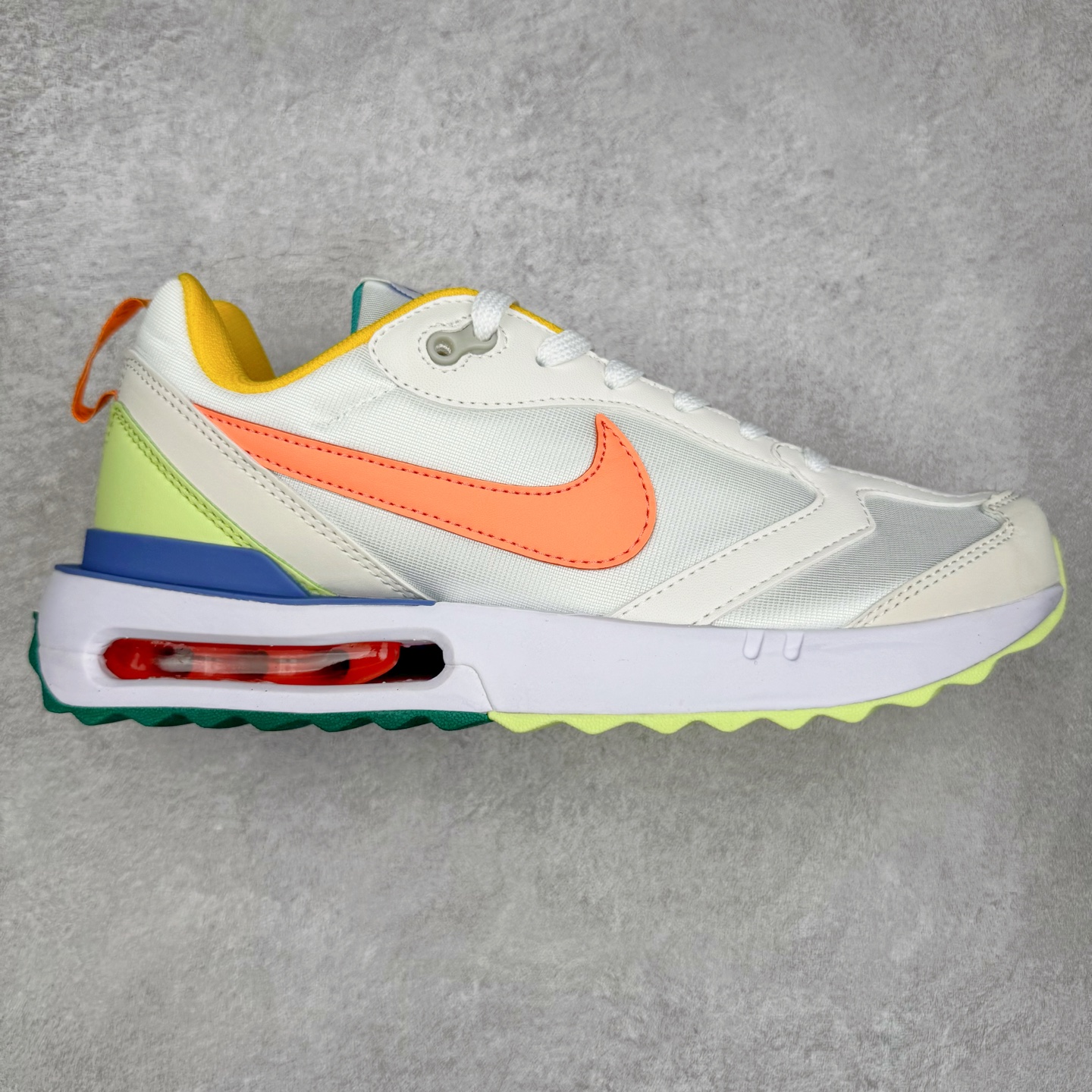 ＃纯原特价 NK Air Max Dawn 黎明系列低帮气垫百搭休闲运动慢跑鞋 DQ3991 采用柔软翻毛皮和透气梭织材料打造利落鞋面 中底和鞋跟融入现代感线条设计 兼具复古风格与时尚魅力 尽显运动风范 鞋底加入 Air 缓震配置巧搭柔软泡绵 塑就非凡舒适感受 穿上 Air Max Dawn 运动鞋 打造出众造型 迎接美好的一天 实拍调校N版已经零色差零失真 百分百还原实物色彩所见即所得 不存在货不对板色差等低级问题 选购参考实物拍摄 不混卖不参货 只用心做好货严格选品 承诺混一赔十 尺码：36 36.5 37.5 38 38.5 39 40 40.5 41 42 42.5 43 44 44.5 45-选品中心