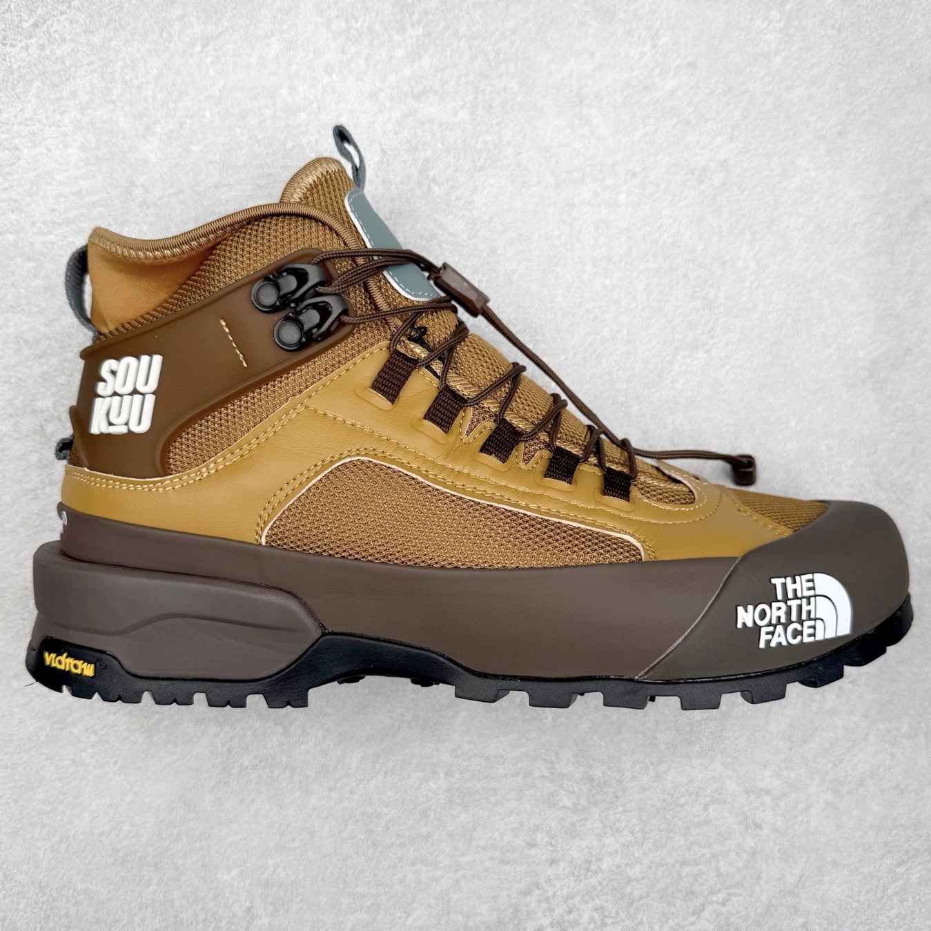 The North Face 北面 户外运动休闲登山鞋越野徒步鞋 大厂品质 面料采用进口牛皮 鞋底采用Vibram黄金大底 专门为鞋底设计的橡胶以出色的耐磨性 良好的防滑性或得不少户外运动爱好者的喜欢 专业户外登山品牌（北面）The North Face自1966年创立，由两位热爱登山徒步的年轻登山者于美西旧金山开创，不断透过研发与创新，并且将最先进的技术结合在服装与鞋款设计，生产多种外型帅气且专业能力非常强的户外运动装备而备受欢迎。 尺码：40-45-选品中心