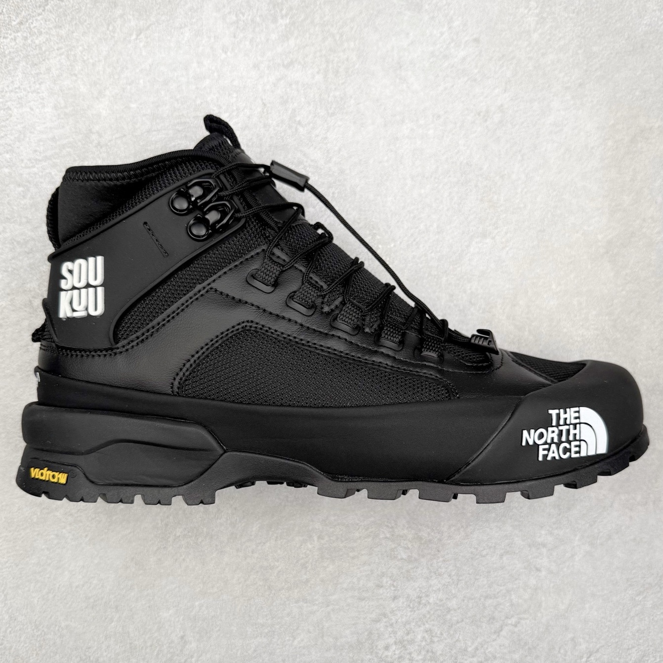 The North Face 北面 户外运动休闲登山鞋越野徒步鞋 大厂品质 面料采用进口牛皮 鞋底采用Vibram黄金大底 专门为鞋底设计的橡胶以出色的耐磨性 良好的防滑性或得不少户外运动爱好者的喜欢 专业户外登山品牌（北面）The North Face自1966年创立，由两位热爱登山徒步的年轻登山者于美西旧金山开创，不断透过研发与创新，并且将最先进的技术结合在服装与鞋款设计，生产多种外型帅气且专业能力非常强的户外运动装备而备受欢迎。 尺码：40-45-选品中心