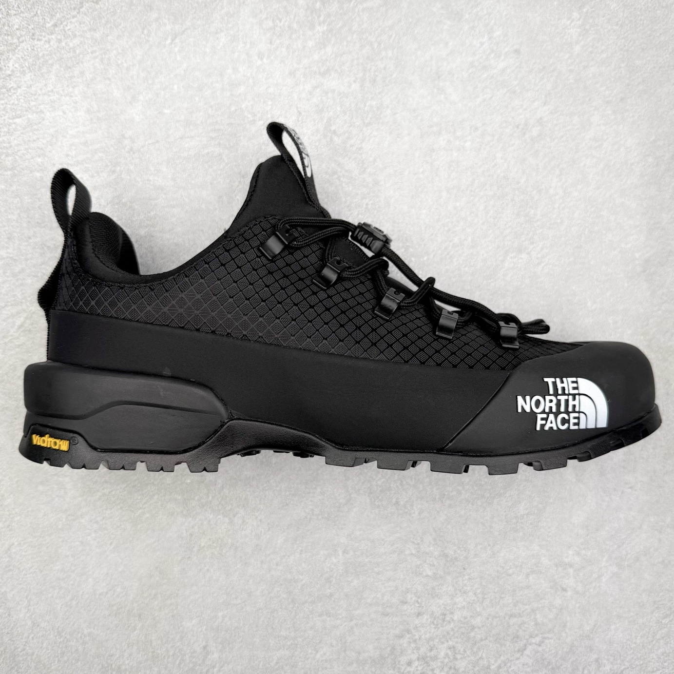 The North Face 北面 户外运动休闲登山鞋越野徒步鞋 大厂品质 面料采用进口牛皮 鞋底采用Vibram黄金大底 专门为鞋底设计的橡胶以出色的耐磨性 良好的防滑性或得不少户外运动爱好者的喜欢 专业户外登山品牌（北面）The North Face自1966年创立，由两位热爱登山徒步的年轻登山者于美西旧金山开创，不断透过研发与创新，并且将最先进的技术结合在服装与鞋款设计，生产多种外型帅气且专业能力非常强的户外运动装备而备受欢迎。 尺码：40-45-选品中心