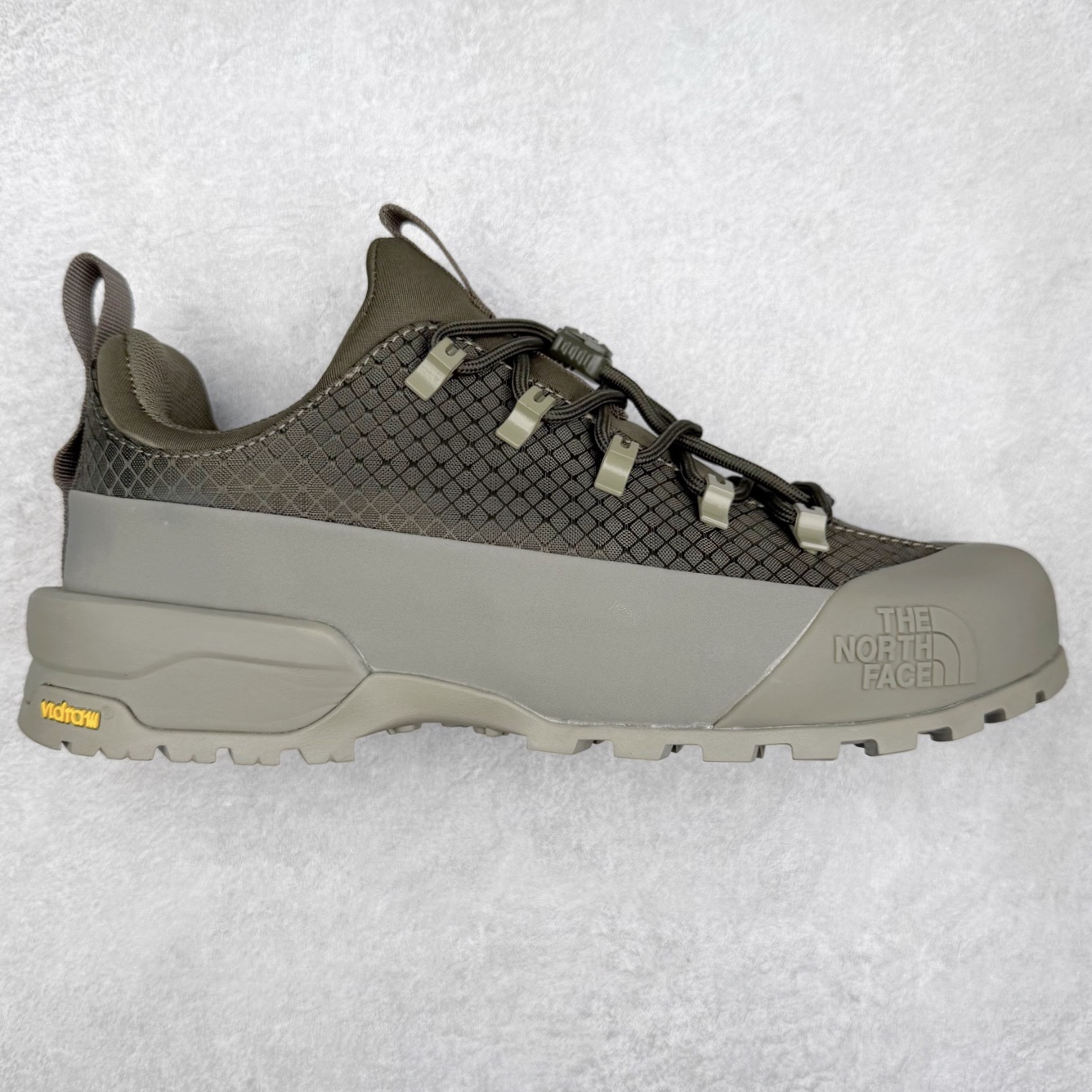 The North Face 北面 户外运动休闲登山鞋越野徒步鞋 大厂品质 面料采用进口牛皮 鞋底采用Vibram黄金大底 专门为鞋底设计的橡胶以出色的耐磨性 良好的防滑性或得不少户外运动爱好者的喜欢 专业户外登山品牌（北面）The North Face自1966年创立，由两位热爱登山徒步的年轻登山者于美西旧金山开创，不断透过研发与创新，并且将最先进的技术结合在服装与鞋款设计，生产多种外型帅气且专业能力非常强的户外运动装备而备受欢迎。 尺码：40-45-选品中心