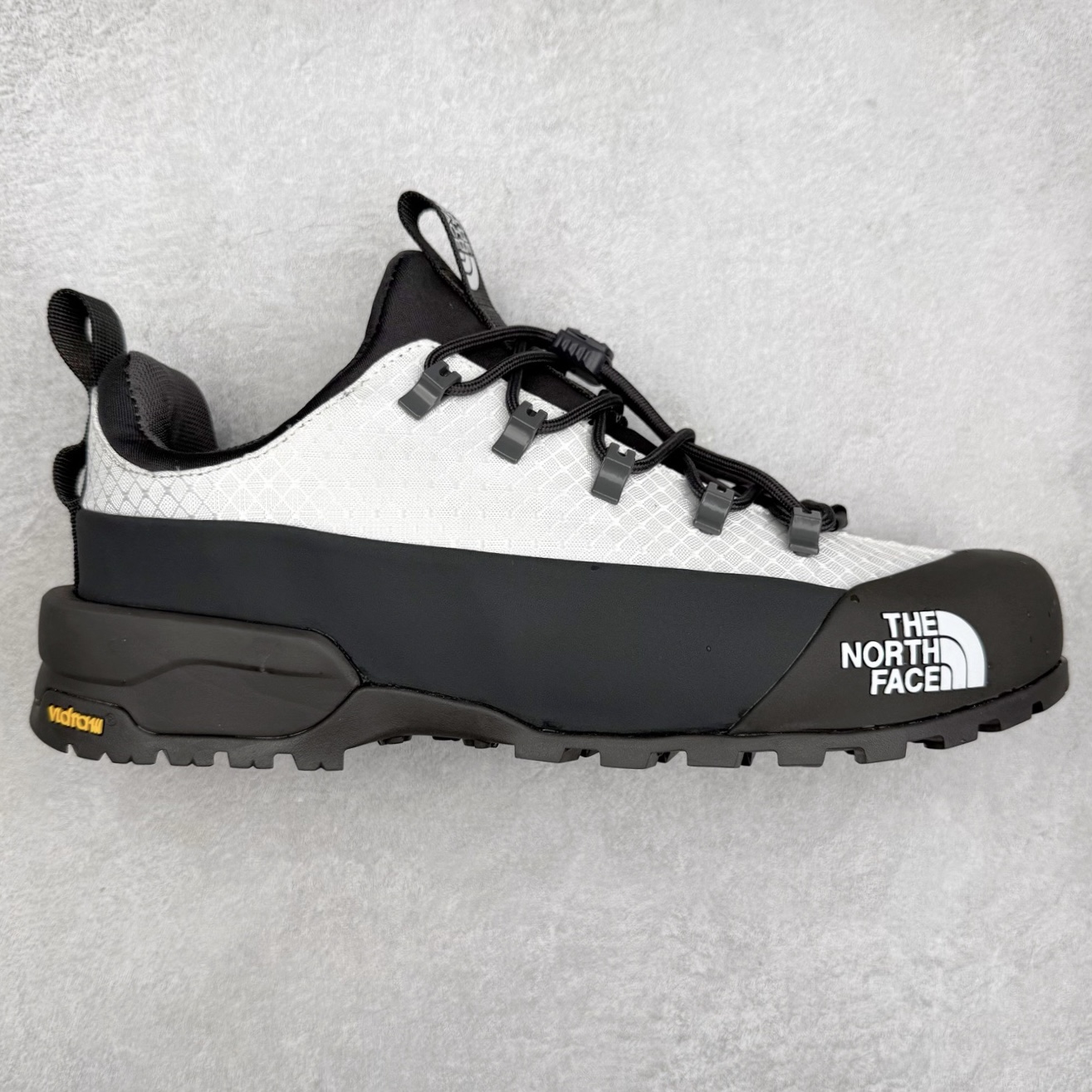 The North Face 北面 户外运动休闲登山鞋越野徒步鞋 大厂品质 面料采用进口牛皮 鞋底采用Vibram黄金大底 专门为鞋底设计的橡胶以出色的耐磨性 良好的防滑性或得不少户外运动爱好者的喜欢 专业户外登山品牌（北面）The North Face自1966年创立，由两位热爱登山徒步的年轻登山者于美西旧金山开创，不断透过研发与创新，并且将最先进的技术结合在服装与鞋款设计，生产多种外型帅气且专业能力非常强的户外运动装备而备受欢迎。 尺码：40-45-选品中心