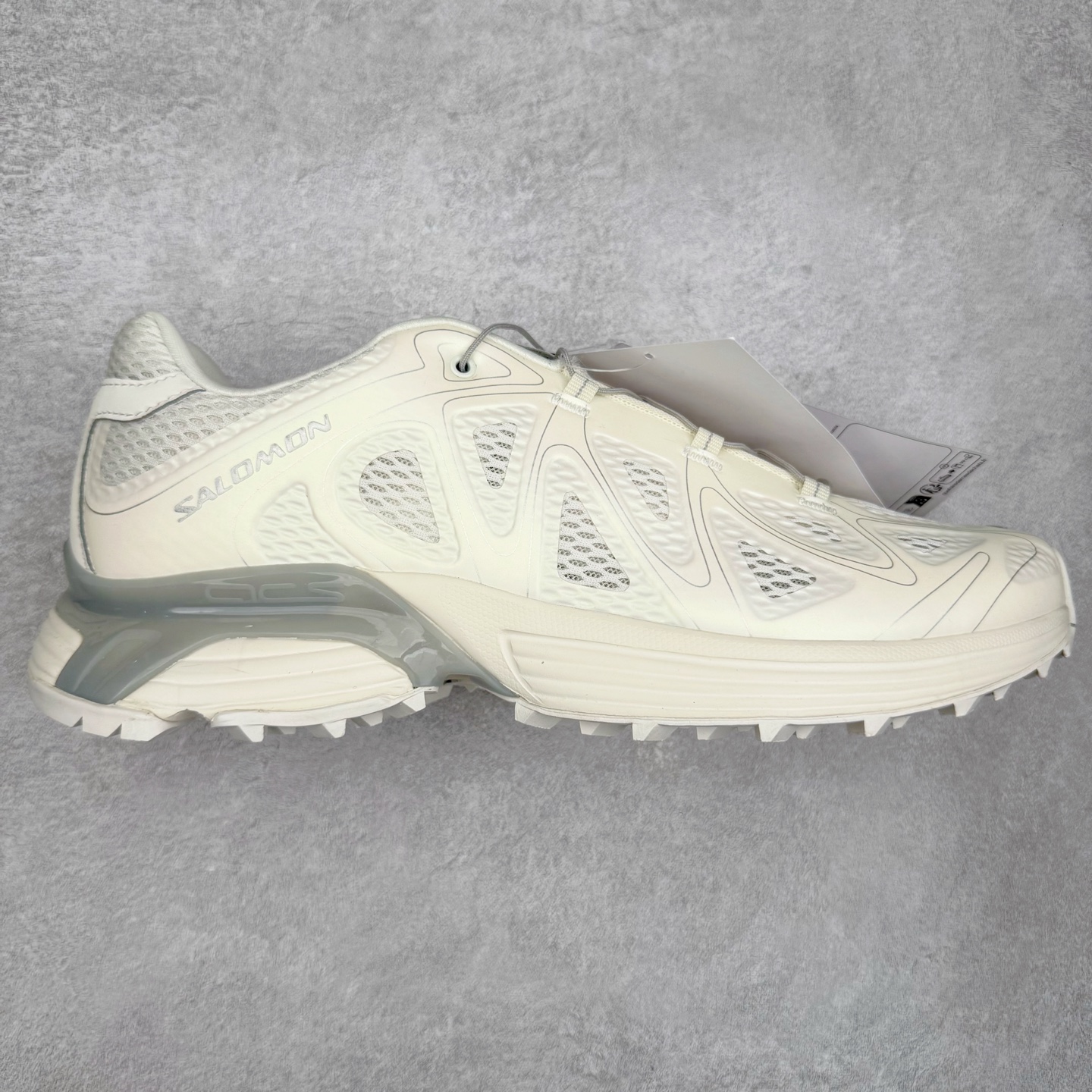 ＃HP SALOMON XT-WHISPER 萨洛蒙圆头防滑耐磨低帮休闲越野训练城市通勤跑步鞋 男女同款 浅棕色 纯原外贸平台特供订单 耗时半年巨作 全套原纸板楦头开发 原厂特供网布配套加持 确保原汁原味 完美呈现版型 原档数据独家私模五层组合大底 男女鞋同步官方开发至46.5 原装Ortholite轻量化鞋垫 中底布带钢印编号 原厂TPU锁扣 进口港宝加持 后跟自然饱满 还原公司包裹性 鞋面以“锯齿”状的包裹系统呈现 在基色底之下加入了各种色点缀 将公司的最新技术和时尚前卫的造型融入耐用的长跑款式中 鞋面由 TPU 薄膜制成 并焊接在高耐磨网眼上 使其既时尚又坚固 由 ACS底盘支撑 可增强稳定性和支撑力 以及由橡胶凸耳 Contragrip外底覆盖的 EVA 缓冲中底 旨在应对崎岖的地形 鞋舌上的彩色Salomon 标签、Quicklace 系统以及鞋头、鞋舌和鞋跟上的附加品牌使细节更加完美 让穿着者可以轻松驾驭户外与通勤下的任何运动生活场景 无缝鞋身户外随意纵横 颜值与脚感兼备 出街通勤 绝对非常吸睛 你值得拥有 尺码：36 36.5 37.5 38 38.5 39 40 40.5 41 42 42.5 43 44 44.5 45 46 46.5 注意：偏小1码-选品中心