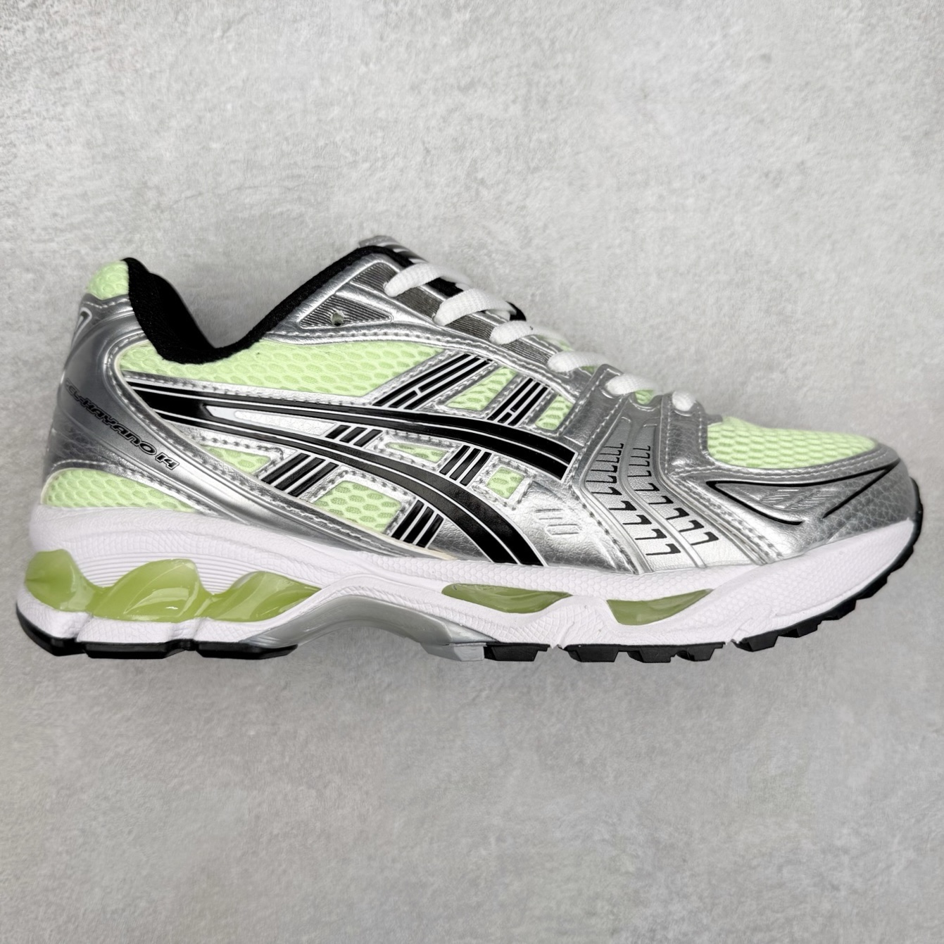 ＃特价福利 ASICS GEL-KAYANO 14 亚瑟士K14系列户外复古潮流百搭织物合成革缓震休闲跑步鞋 原装纸板楦头开发 独家私模五层组合大底 原厂定制缓震硅胶加持 原盒原配 官方四联吊牌 原装Ortholite轻量化鞋垫 设计师 Hidenori Yamashita 以「Flash」一词为灵感 创造出未来感金属色鞋面 改造升级内在性能 由内而外全面革新 为 GEL-KAYANO 家族传承及经典跑鞋文化的延续 创下里程碑式作品 K14跑鞋重新诠释了复古的跑步形状 并以其 2000 年代后期的美学理念重新铺装 银色与蓝色的鞋面极为高档 网面铺陈与鞋面、鞋头多处细节位增添了透气性 鞋后跟部中底上以及多密度耐磨鞋底增加了 GEL 缓震胶 提供高抗冲击性、缓冲性、可保护脚部免受地面冲击的影响 穿着舒适性十足 尺码：35.5 36 37 37.5 38 39 39.5 40.5 41.5 42 42.5 43.5 44 45-选品中心
