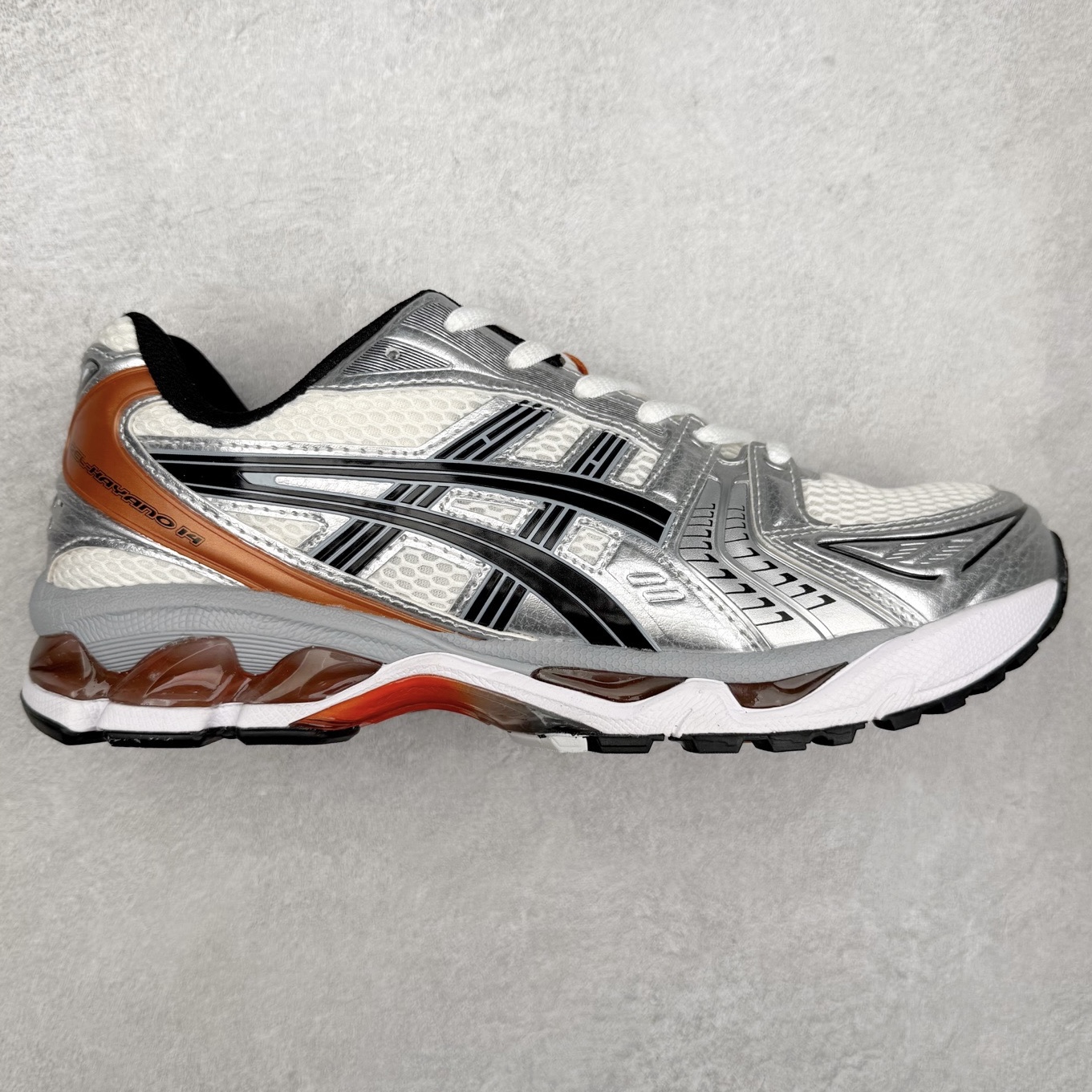 ＃特价福利 ASICS GEL-KAYANO 14 亚瑟士K14系列户外复古潮流百搭织物合成革缓震休闲跑步鞋 原装纸板楦头开发 独家私模五层组合大底 原厂定制缓震硅胶加持 原盒原配 官方四联吊牌 原装Ortholite轻量化鞋垫 设计师 Hidenori Yamashita 以「Flash」一词为灵感 创造出未来感金属色鞋面 改造升级内在性能 由内而外全面革新 为 GEL-KAYANO 家族传承及经典跑鞋文化的延续 创下里程碑式作品 K14跑鞋重新诠释了复古的跑步形状 并以其 2000 年代后期的美学理念重新铺装 银色与蓝色的鞋面极为高档 网面铺陈与鞋面、鞋头多处细节位增添了透气性 鞋后跟部中底上以及多密度耐磨鞋底增加了 GEL 缓震胶 提供高抗冲击性、缓冲性、可保护脚部免受地面冲击的影响 穿着舒适性十足 尺码：35.5 36 37 37.5 38 39 39.5 40.5 41.5 42 42.5 43.5 44 45-选品中心