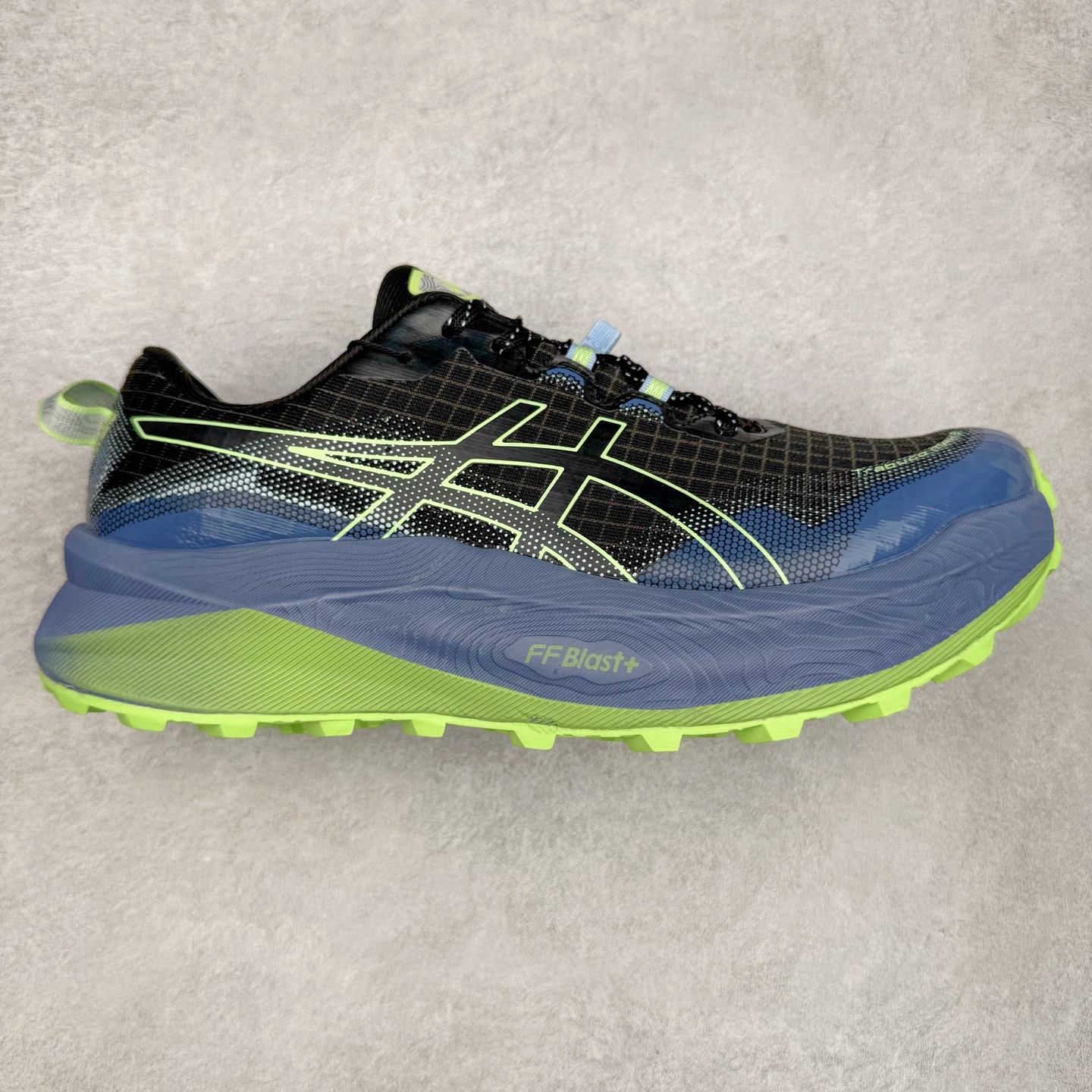 Asics Gel-Trabuco Max 3 舒适缓震轻便竞速 低帮跑步鞋 ASICS（亚瑟士）是日本实业家鬼冢喜八郎创立的跑鞋运动品牌，名字想法源自著名的拉丁谚语“AnimaSana In Corpore Sano”，意为“健全的精神寓于强健的体魄”。正如其名字的含义，ASICS亚瑟士一直坚信保持身体的健康与活力是打造健康快乐的生活方式的最佳途径。亚瑟士的跑鞋、篮球鞋等系列集专业与美貌于一身，拥有极高的热度。2016年，ASICS在“2016年日本最佳全球品牌”排行榜名列第17名。尺码：36 37 37.5 38 39 39.5 40 40.5 41.5 42 42.5 43.5 44 45-选品中心
