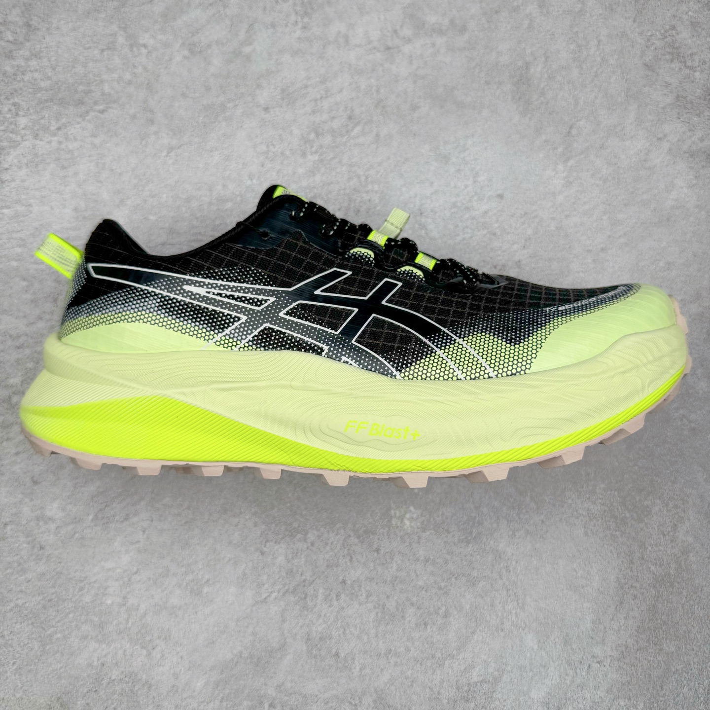 Asics Gel-Trabuco Max 3 舒适缓震轻便竞速 低帮跑步鞋 ASICS（亚瑟士）是日本实业家鬼冢喜八郎创立的跑鞋运动品牌，名字想法源自著名的拉丁谚语“AnimaSana In Corpore Sano”，意为“健全的精神寓于强健的体魄”。正如其名字的含义，ASICS亚瑟士一直坚信保持身体的健康与活力是打造健康快乐的生活方式的最佳途径。亚瑟士的跑鞋、篮球鞋等系列集专业与美貌于一身，拥有极高的热度。2016年，ASICS在“2016年日本最佳全球品牌”排行榜名列第17名。尺码：36 37 37.5 38 39 39.5 40 40.5 41.5 42 42.5 43.5 44 45-选品中心