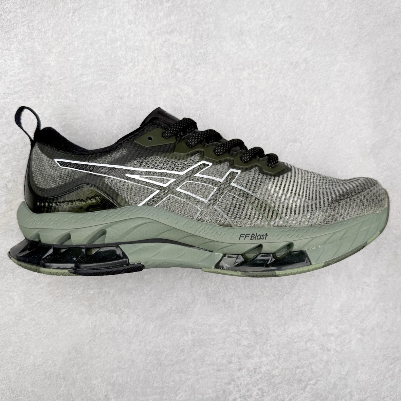 Asics Gel-Kinsei Blast 运动织物低帮休闲跑步鞋 ASICS（亚瑟士）是日本实业家鬼冢喜八郎创立的跑鞋运动品牌，名字想法源自著名的拉丁谚语“AnimaSana In Corpore Sano”，意为“健全的精神寓于强健的体魄”。正如其名字的含义，ASICS亚瑟士一直坚信保持身体的健康与活力是打造健康快乐的生活方式的最佳途径。亚瑟士的跑鞋、篮球鞋等系列集专业与美貌于一身，拥有极高的热度。2016年，ASICS在“2016年日本最佳全球品牌”排行榜名列第17名。尺码：36 37 37.5 38 39 39.5 40 40.5 41.5 42 42.5 43.5 44 45-选品中心
