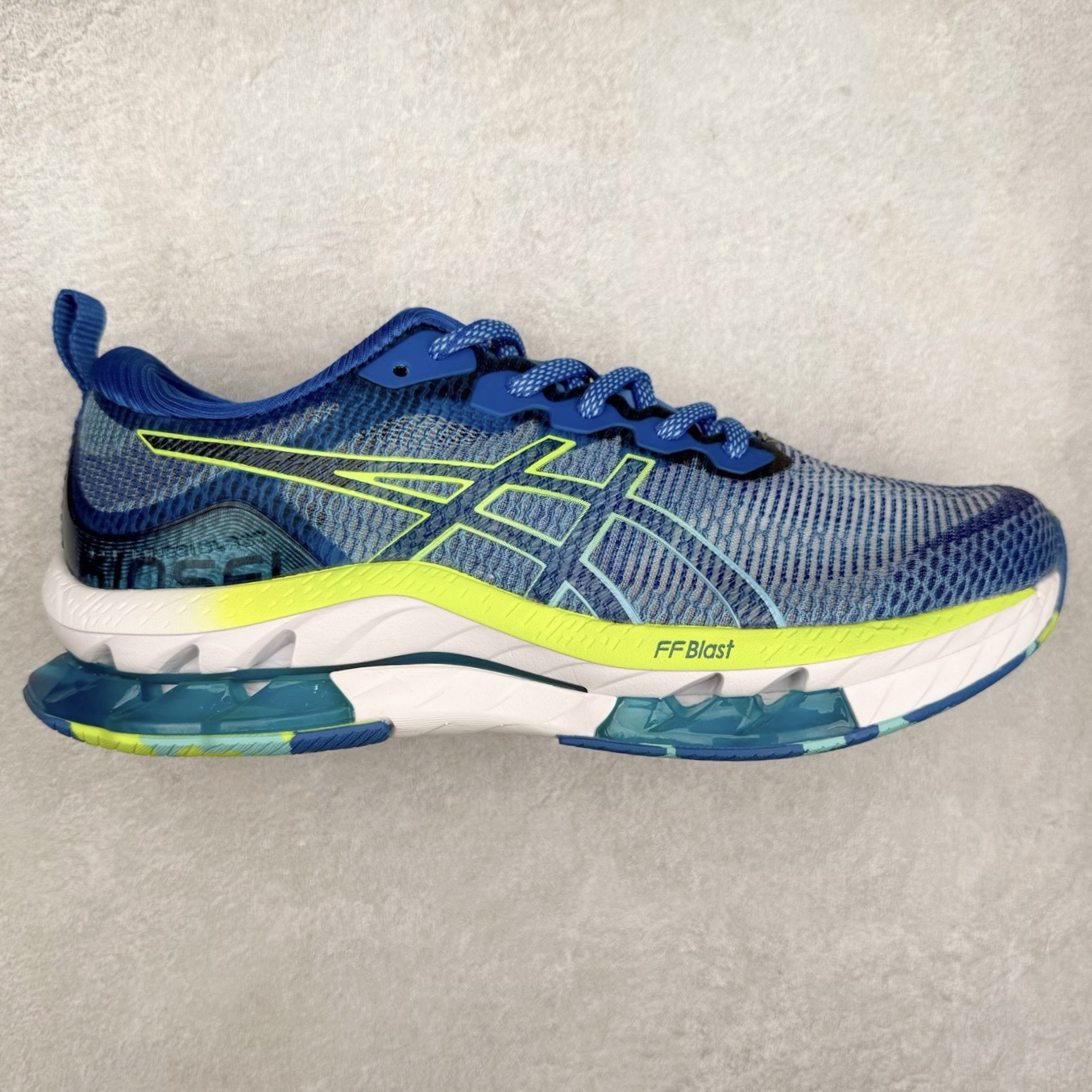 Asics Gel-Kinsei Blast 运动织物低帮休闲跑步鞋 ASICS（亚瑟士）是日本实业家鬼冢喜八郎创立的跑鞋运动品牌，名字想法源自著名的拉丁谚语“AnimaSana In Corpore Sano”，意为“健全的精神寓于强健的体魄”。正如其名字的含义，ASICS亚瑟士一直坚信保持身体的健康与活力是打造健康快乐的生活方式的最佳途径。亚瑟士的跑鞋、篮球鞋等系列集专业与美貌于一身，拥有极高的热度。2016年，ASICS在“2016年日本最佳全球品牌”排行榜名列第17名。尺码：36 37 37.5 38 39 39.5 40 40.5 41.5 42 42.5 43.5 44 45-选品中心