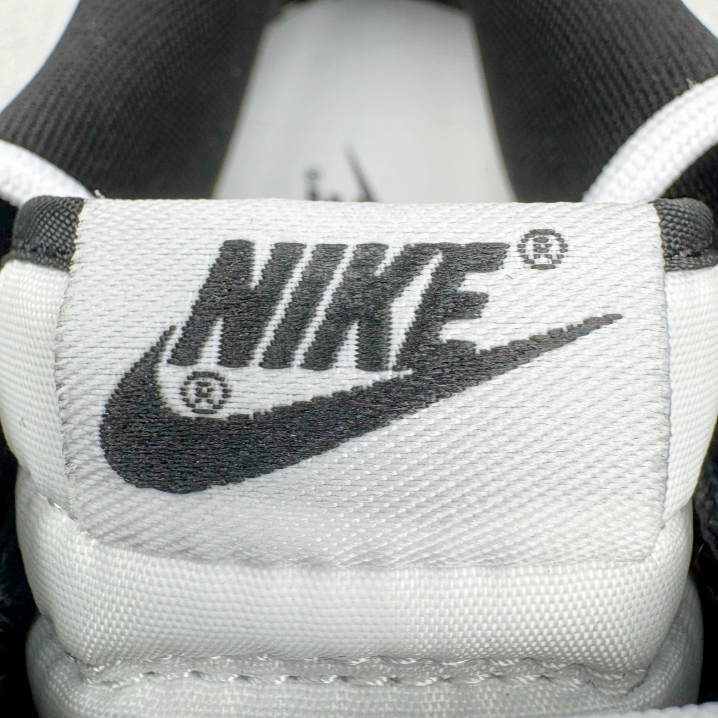 图片[12]-＃YC纯原 NK Dunk Low 夜阑 WB0528-094 当城市沉入夜色，月光在鞋面悄然停驻，亮光白皮革诠释质感，拒绝冗余，只为高级感留白，夜阑黑Swoosh如午夜掠影，利落切割出昼夜交替的锋芒，以极简黑白重构街头规则。定制系列天花板 无原鞋不开发 全系列得物原鞋一比一校对开发 配色持续更新中 终端对接 优势输出 全套原厂楦头原纸板数据档案倾力打造 原汁原味莞产 极致还原 圈内最强针车工艺 高端零售指定版 广东原厂配套原盒原标 鞋盒分三个尺码段 原厂冲刀 超高清洁度 全鞋零毛边皮料切割 采用原厂百宏鞋带以及原厂百宏织唛舌标 内标可供原厂几率过验 进口原装条纹中底布 四线拉帮白色点胶 原厂拉帮手法遵循公司 原厂电绣 极致还原 尺码：36 36.5 37.5 38 38.5 39 40 40.5 41 42 42.5 43 44 44.5 45 46-选品中心