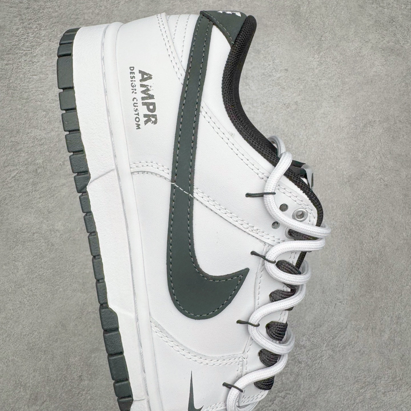 图片[7]-＃YC纯原 NK Dunk Low 夜阑 WB0528-094 当城市沉入夜色，月光在鞋面悄然停驻，亮光白皮革诠释质感，拒绝冗余，只为高级感留白，夜阑黑Swoosh如午夜掠影，利落切割出昼夜交替的锋芒，以极简黑白重构街头规则。定制系列天花板 无原鞋不开发 全系列得物原鞋一比一校对开发 配色持续更新中 终端对接 优势输出 全套原厂楦头原纸板数据档案倾力打造 原汁原味莞产 极致还原 圈内最强针车工艺 高端零售指定版 广东原厂配套原盒原标 鞋盒分三个尺码段 原厂冲刀 超高清洁度 全鞋零毛边皮料切割 采用原厂百宏鞋带以及原厂百宏织唛舌标 内标可供原厂几率过验 进口原装条纹中底布 四线拉帮白色点胶 原厂拉帮手法遵循公司 原厂电绣 极致还原 尺码：36 36.5 37.5 38 38.5 39 40 40.5 41 42 42.5 43 44 44.5 45 46-选品中心