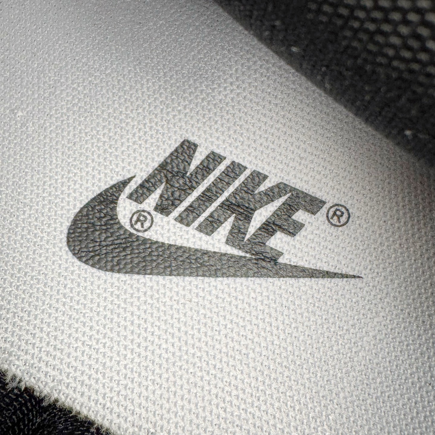 图片[11]-＃YC纯原 NK Dunk Low 夜阑 WB0528-094 当城市沉入夜色，月光在鞋面悄然停驻，亮光白皮革诠释质感，拒绝冗余，只为高级感留白，夜阑黑Swoosh如午夜掠影，利落切割出昼夜交替的锋芒，以极简黑白重构街头规则。定制系列天花板 无原鞋不开发 全系列得物原鞋一比一校对开发 配色持续更新中 终端对接 优势输出 全套原厂楦头原纸板数据档案倾力打造 原汁原味莞产 极致还原 圈内最强针车工艺 高端零售指定版 广东原厂配套原盒原标 鞋盒分三个尺码段 原厂冲刀 超高清洁度 全鞋零毛边皮料切割 采用原厂百宏鞋带以及原厂百宏织唛舌标 内标可供原厂几率过验 进口原装条纹中底布 四线拉帮白色点胶 原厂拉帮手法遵循公司 原厂电绣 极致还原 尺码：36 36.5 37.5 38 38.5 39 40 40.5 41 42 42.5 43 44 44.5 45 46-选品中心