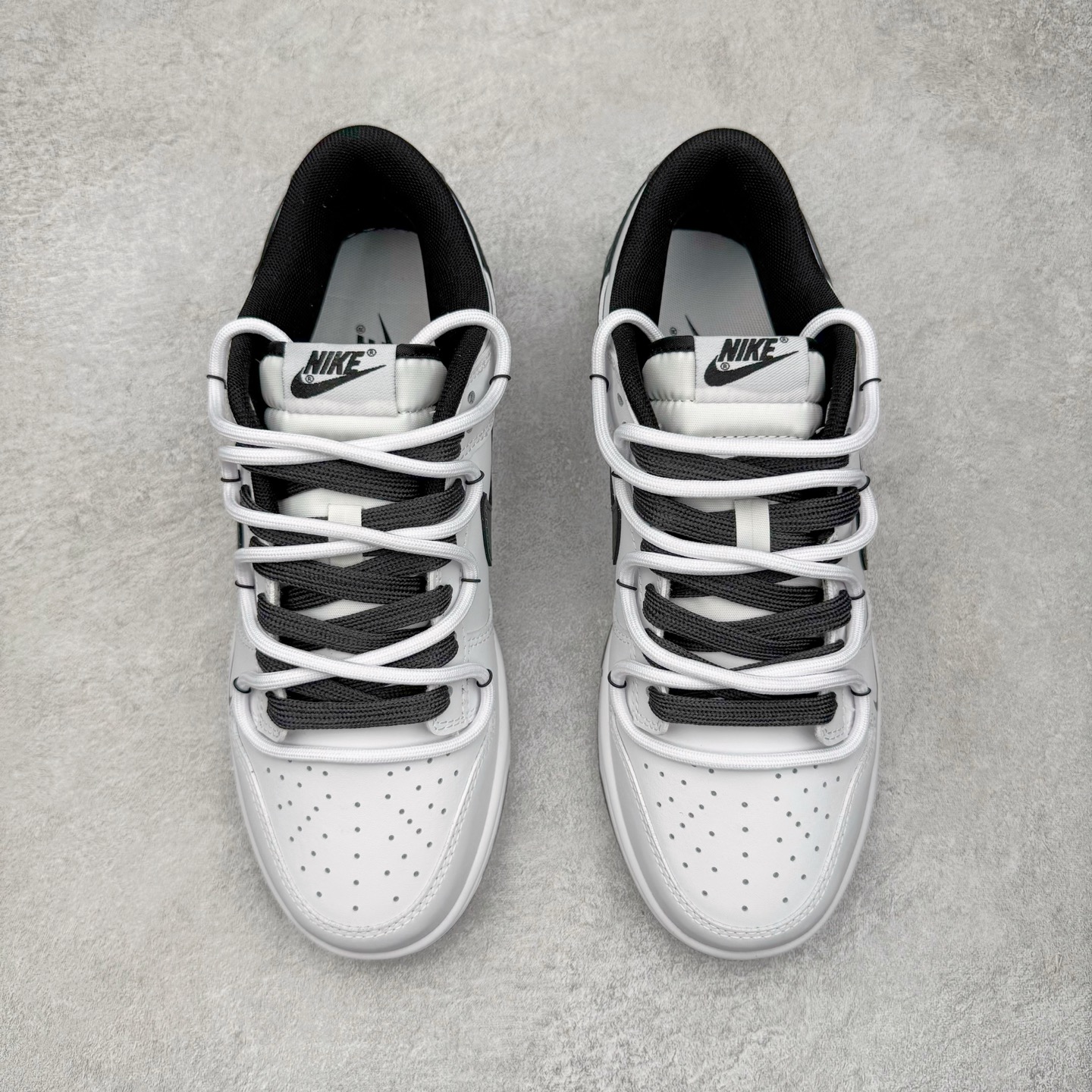 图片[2]-＃YC纯原 NK Dunk Low 夜阑 WB0528-094 当城市沉入夜色，月光在鞋面悄然停驻，亮光白皮革诠释质感，拒绝冗余，只为高级感留白，夜阑黑Swoosh如午夜掠影，利落切割出昼夜交替的锋芒，以极简黑白重构街头规则。定制系列天花板 无原鞋不开发 全系列得物原鞋一比一校对开发 配色持续更新中 终端对接 优势输出 全套原厂楦头原纸板数据档案倾力打造 原汁原味莞产 极致还原 圈内最强针车工艺 高端零售指定版 广东原厂配套原盒原标 鞋盒分三个尺码段 原厂冲刀 超高清洁度 全鞋零毛边皮料切割 采用原厂百宏鞋带以及原厂百宏织唛舌标 内标可供原厂几率过验 进口原装条纹中底布 四线拉帮白色点胶 原厂拉帮手法遵循公司 原厂电绣 极致还原 尺码：36 36.5 37.5 38 38.5 39 40 40.5 41 42 42.5 43 44 44.5 45 46-选品中心