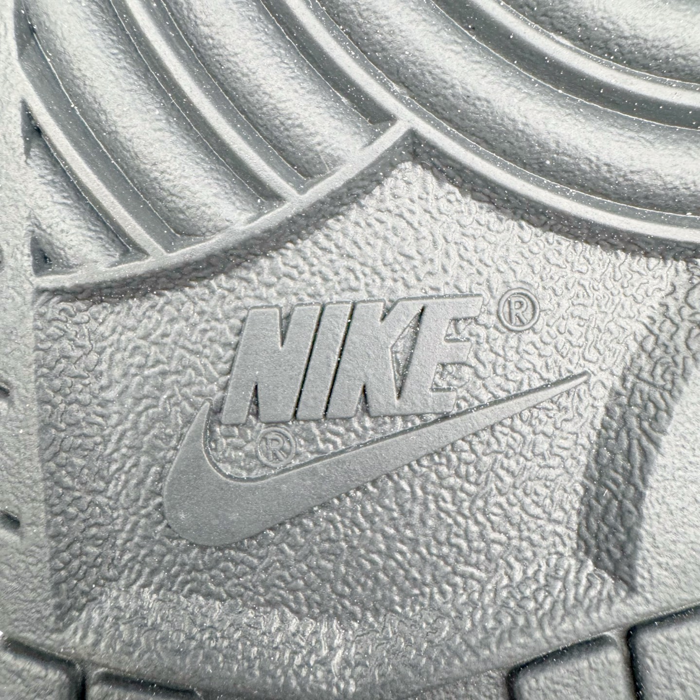 图片[18]-＃YC纯原 NK Dunk Low 夜阑 WB0528-094 当城市沉入夜色，月光在鞋面悄然停驻，亮光白皮革诠释质感，拒绝冗余，只为高级感留白，夜阑黑Swoosh如午夜掠影，利落切割出昼夜交替的锋芒，以极简黑白重构街头规则。定制系列天花板 无原鞋不开发 全系列得物原鞋一比一校对开发 配色持续更新中 终端对接 优势输出 全套原厂楦头原纸板数据档案倾力打造 原汁原味莞产 极致还原 圈内最强针车工艺 高端零售指定版 广东原厂配套原盒原标 鞋盒分三个尺码段 原厂冲刀 超高清洁度 全鞋零毛边皮料切割 采用原厂百宏鞋带以及原厂百宏织唛舌标 内标可供原厂几率过验 进口原装条纹中底布 四线拉帮白色点胶 原厂拉帮手法遵循公司 原厂电绣 极致还原 尺码：36 36.5 37.5 38 38.5 39 40 40.5 41 42 42.5 43 44 44.5 45 46-选品中心