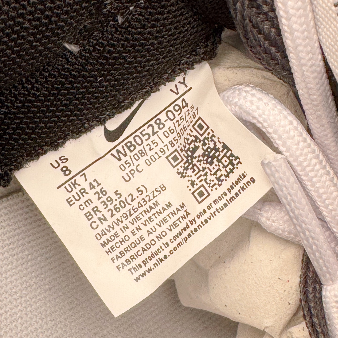 图片[10]-＃YC纯原 NK Dunk Low 夜阑 WB0528-094 当城市沉入夜色，月光在鞋面悄然停驻，亮光白皮革诠释质感，拒绝冗余，只为高级感留白，夜阑黑Swoosh如午夜掠影，利落切割出昼夜交替的锋芒，以极简黑白重构街头规则。定制系列天花板 无原鞋不开发 全系列得物原鞋一比一校对开发 配色持续更新中 终端对接 优势输出 全套原厂楦头原纸板数据档案倾力打造 原汁原味莞产 极致还原 圈内最强针车工艺 高端零售指定版 广东原厂配套原盒原标 鞋盒分三个尺码段 原厂冲刀 超高清洁度 全鞋零毛边皮料切割 采用原厂百宏鞋带以及原厂百宏织唛舌标 内标可供原厂几率过验 进口原装条纹中底布 四线拉帮白色点胶 原厂拉帮手法遵循公司 原厂电绣 极致还原 尺码：36 36.5 37.5 38 38.5 39 40 40.5 41 42 42.5 43 44 44.5 45 46-选品中心