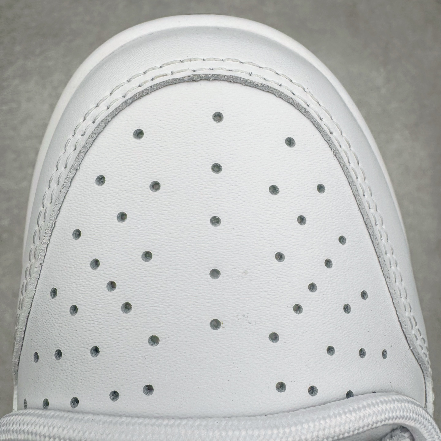 图片[13]-＃YC纯原 NK Dunk Low 夜阑 WB0528-094 当城市沉入夜色，月光在鞋面悄然停驻，亮光白皮革诠释质感，拒绝冗余，只为高级感留白，夜阑黑Swoosh如午夜掠影，利落切割出昼夜交替的锋芒，以极简黑白重构街头规则。定制系列天花板 无原鞋不开发 全系列得物原鞋一比一校对开发 配色持续更新中 终端对接 优势输出 全套原厂楦头原纸板数据档案倾力打造 原汁原味莞产 极致还原 圈内最强针车工艺 高端零售指定版 广东原厂配套原盒原标 鞋盒分三个尺码段 原厂冲刀 超高清洁度 全鞋零毛边皮料切割 采用原厂百宏鞋带以及原厂百宏织唛舌标 内标可供原厂几率过验 进口原装条纹中底布 四线拉帮白色点胶 原厂拉帮手法遵循公司 原厂电绣 极致还原 尺码：36 36.5 37.5 38 38.5 39 40 40.5 41 42 42.5 43 44 44.5 45 46-选品中心