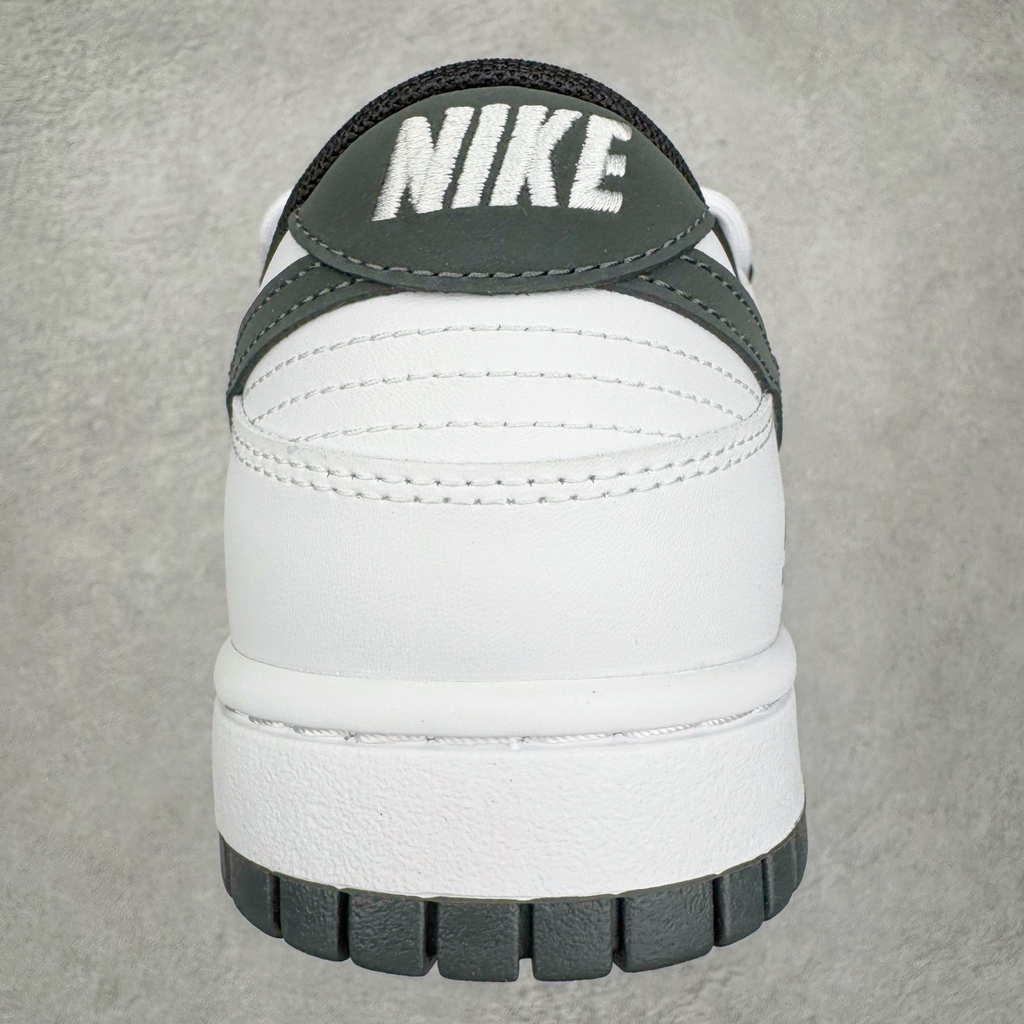 图片[8]-＃YC纯原 NK Dunk Low 夜阑 WB0528-094 当城市沉入夜色，月光在鞋面悄然停驻，亮光白皮革诠释质感，拒绝冗余，只为高级感留白，夜阑黑Swoosh如午夜掠影，利落切割出昼夜交替的锋芒，以极简黑白重构街头规则。定制系列天花板 无原鞋不开发 全系列得物原鞋一比一校对开发 配色持续更新中 终端对接 优势输出 全套原厂楦头原纸板数据档案倾力打造 原汁原味莞产 极致还原 圈内最强针车工艺 高端零售指定版 广东原厂配套原盒原标 鞋盒分三个尺码段 原厂冲刀 超高清洁度 全鞋零毛边皮料切割 采用原厂百宏鞋带以及原厂百宏织唛舌标 内标可供原厂几率过验 进口原装条纹中底布 四线拉帮白色点胶 原厂拉帮手法遵循公司 原厂电绣 极致还原 尺码：36 36.5 37.5 38 38.5 39 40 40.5 41 42 42.5 43 44 44.5 45 46-选品中心